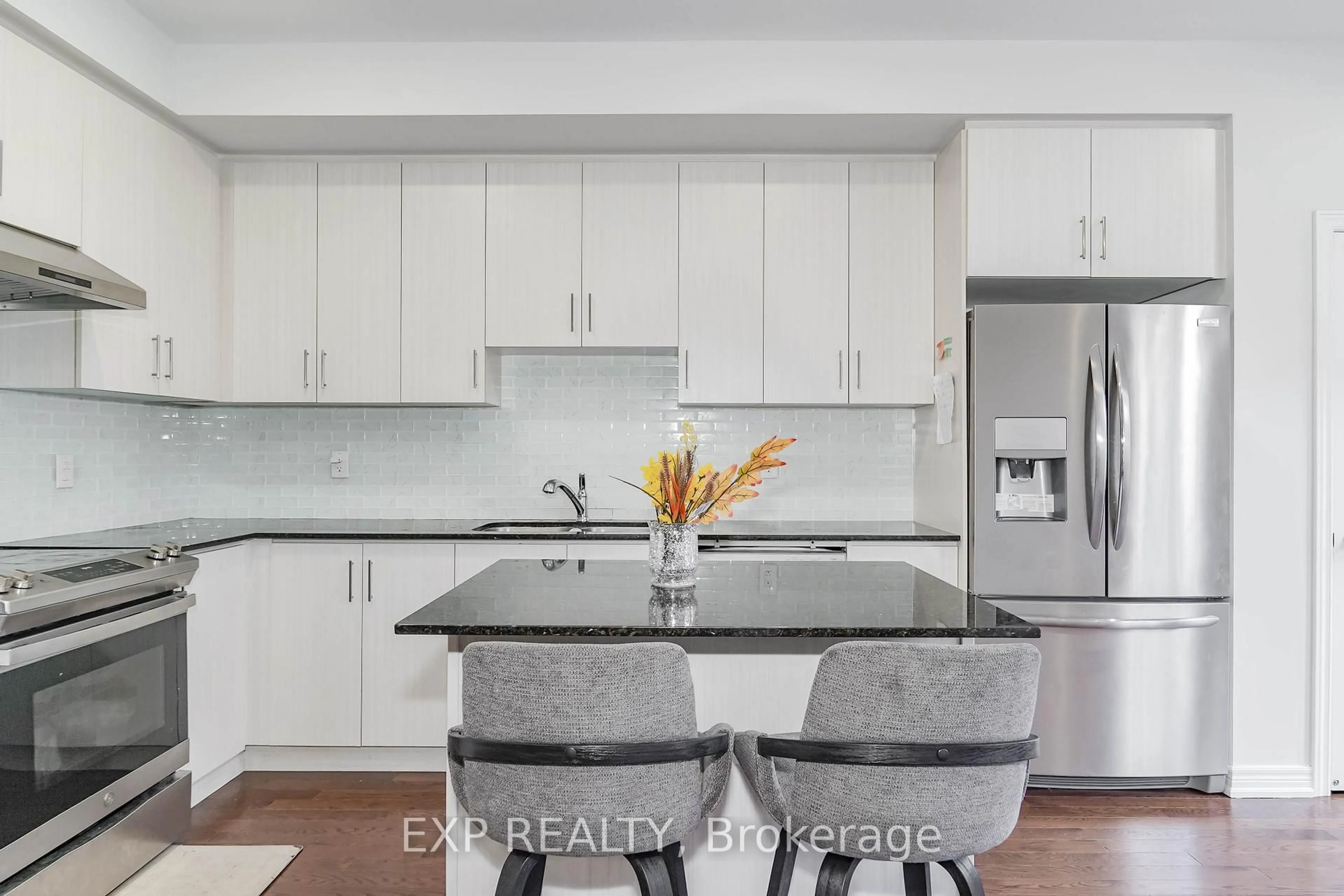 Contemporary kitchen, unknown for 62 Harvest Field Rd, Markham Ontario L6B 0T7