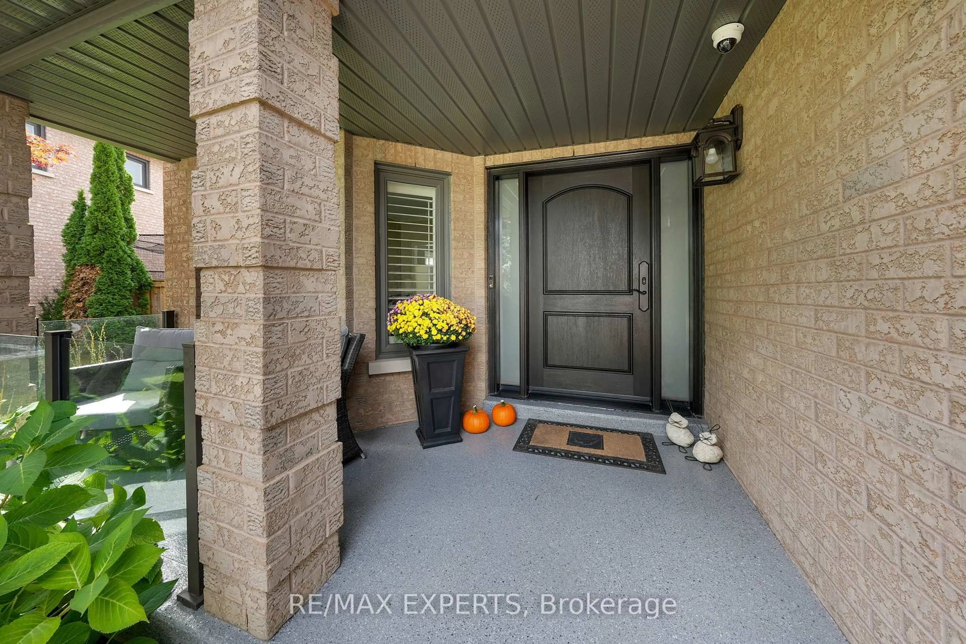 Indoor entryway for 48 Curtiss Crt, Vaughan Ontario L6A 1Y4