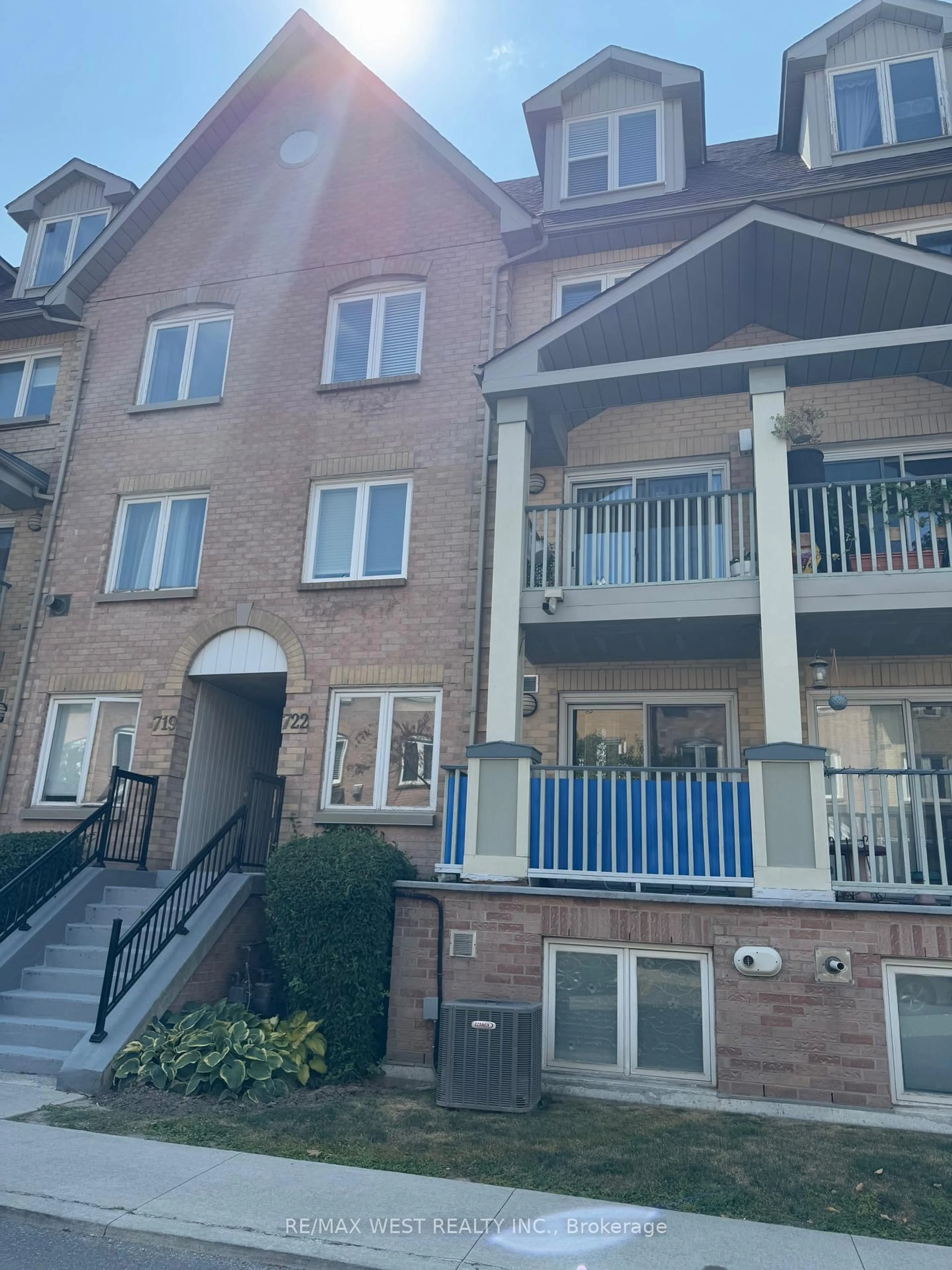 Unknown for 75 Weldrick Rd #722, Richmond Hill Ontario L4C 0H9