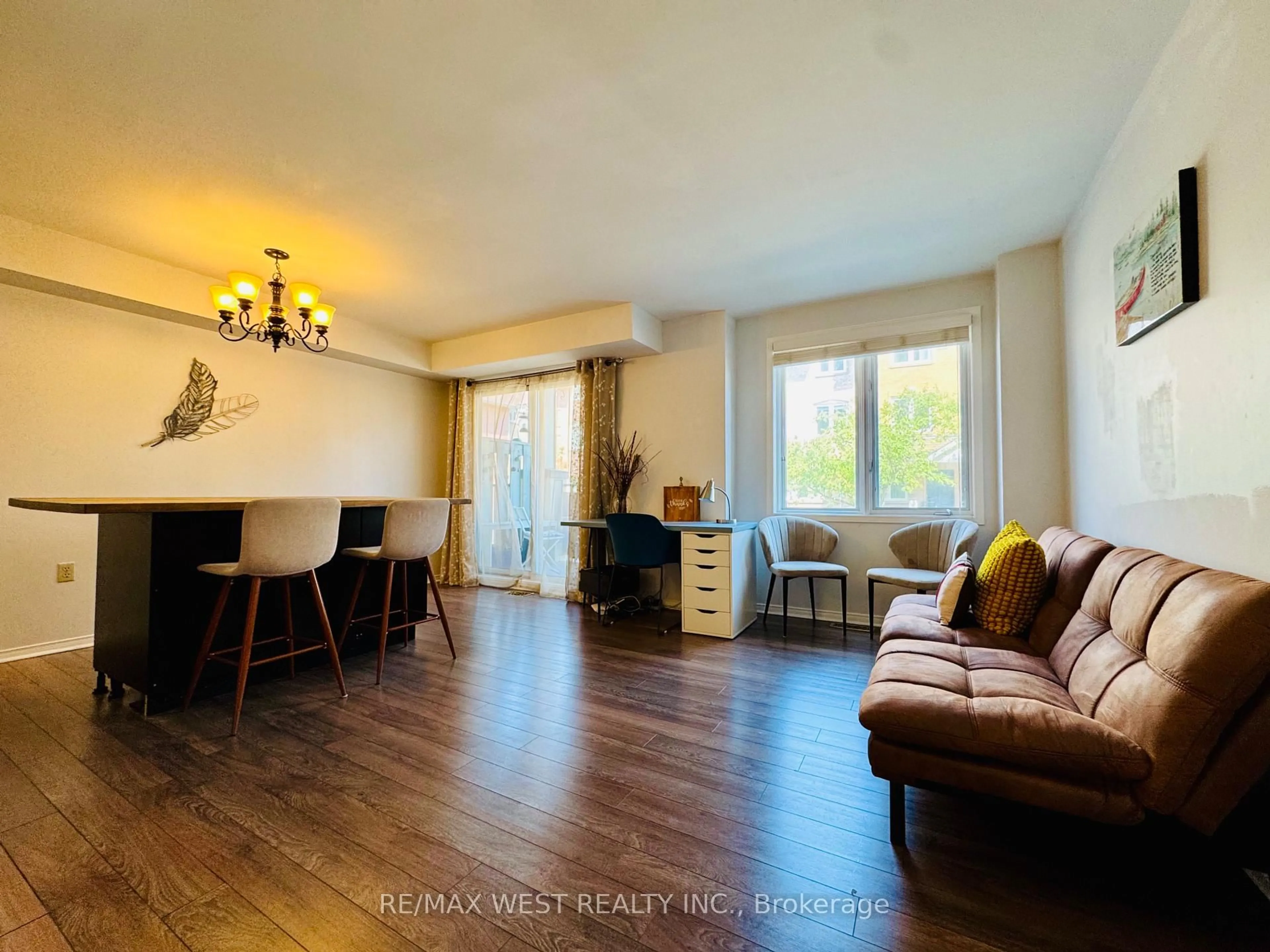 Living room with furniture, wood/laminate floor for 75 Weldrick Rd #722, Richmond Hill Ontario L4C 0H9