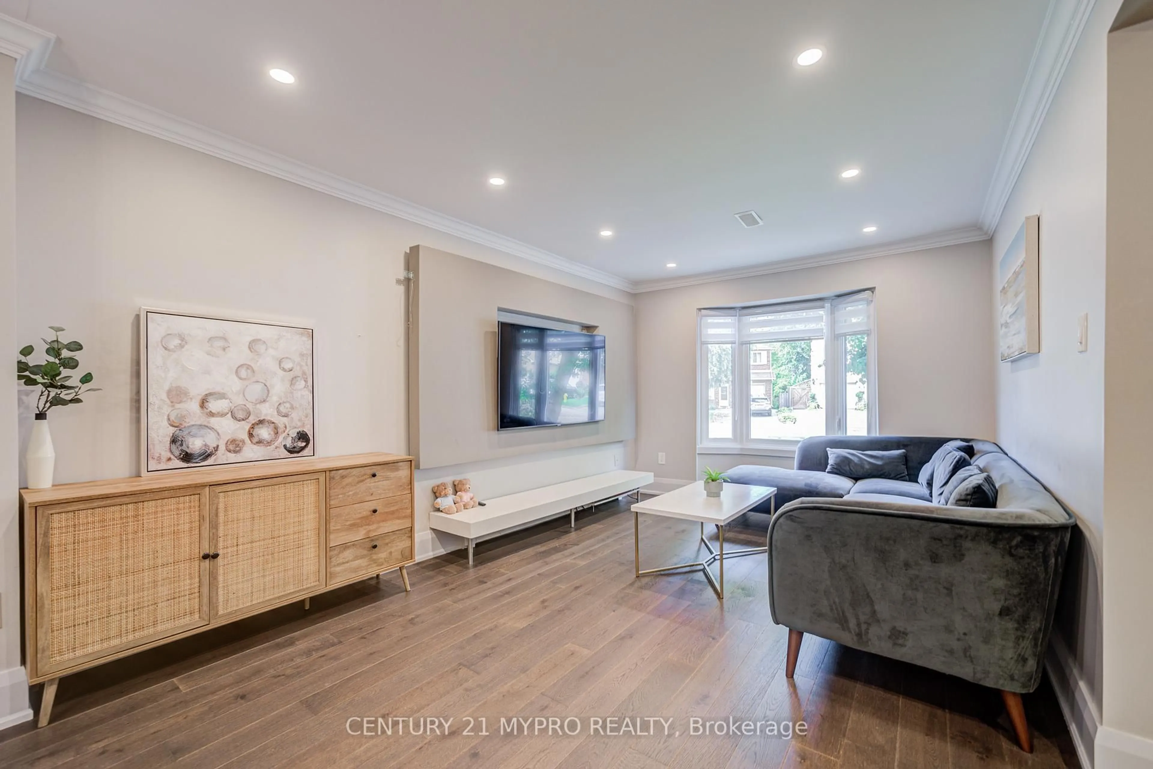 Living room with furniture, wood/laminate floor for 11 Sundown Crt, Vaughan Ontario L4J 3V4