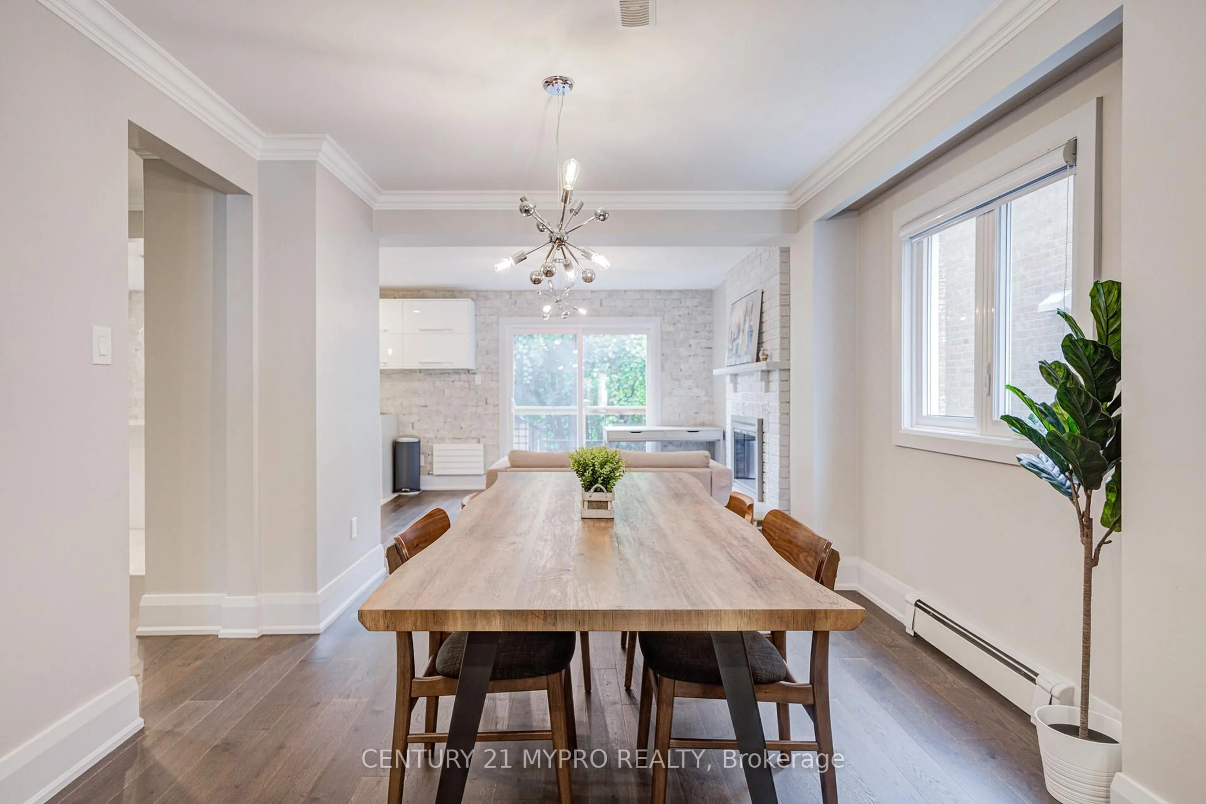 Dining room, wood/laminate floor for 11 Sundown Crt, Vaughan Ontario L4J 3V4