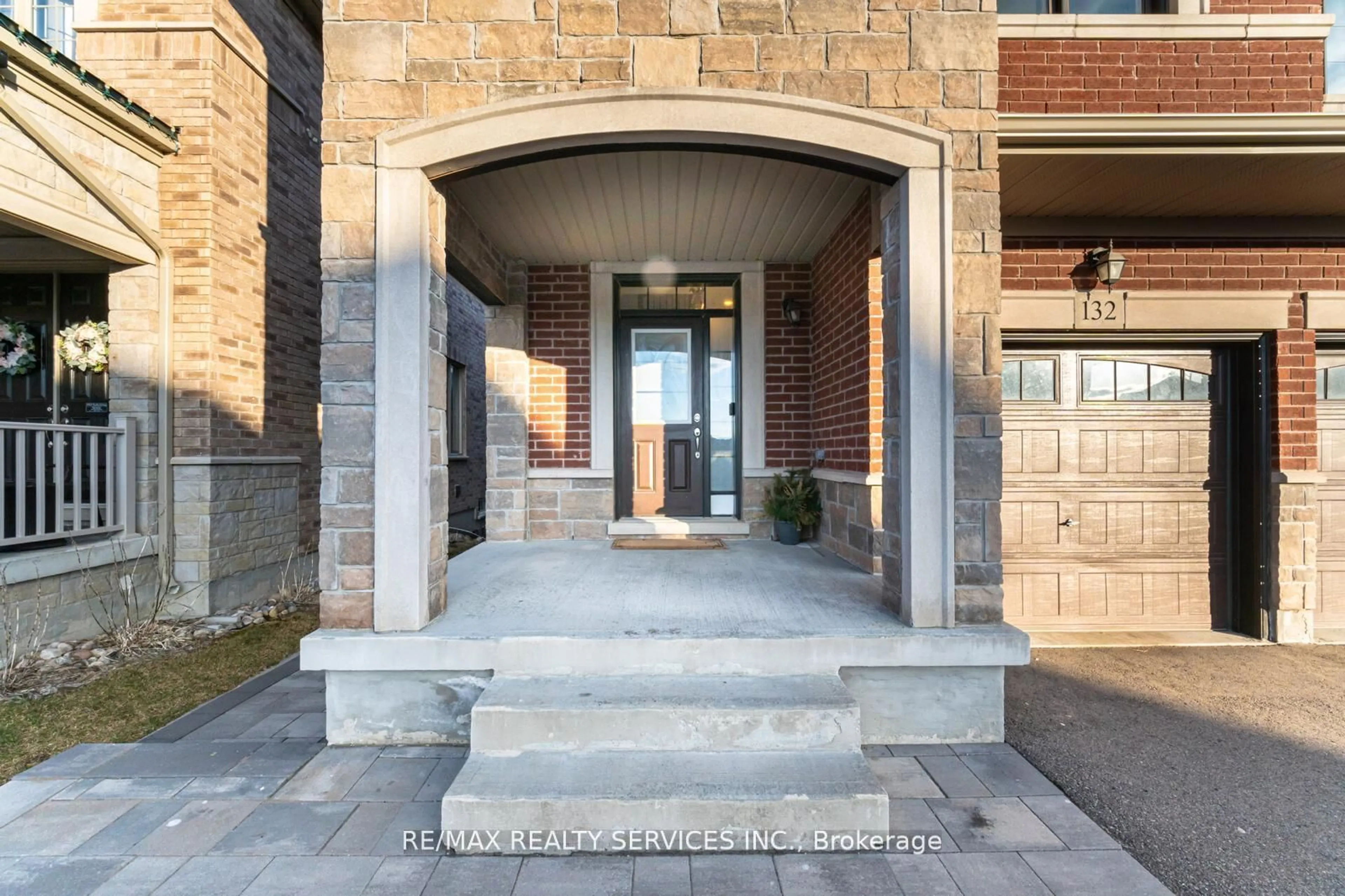 Indoor entryway for 132 Meadow Vista Cres, East Gwillimbury Ontario L9N 0T4