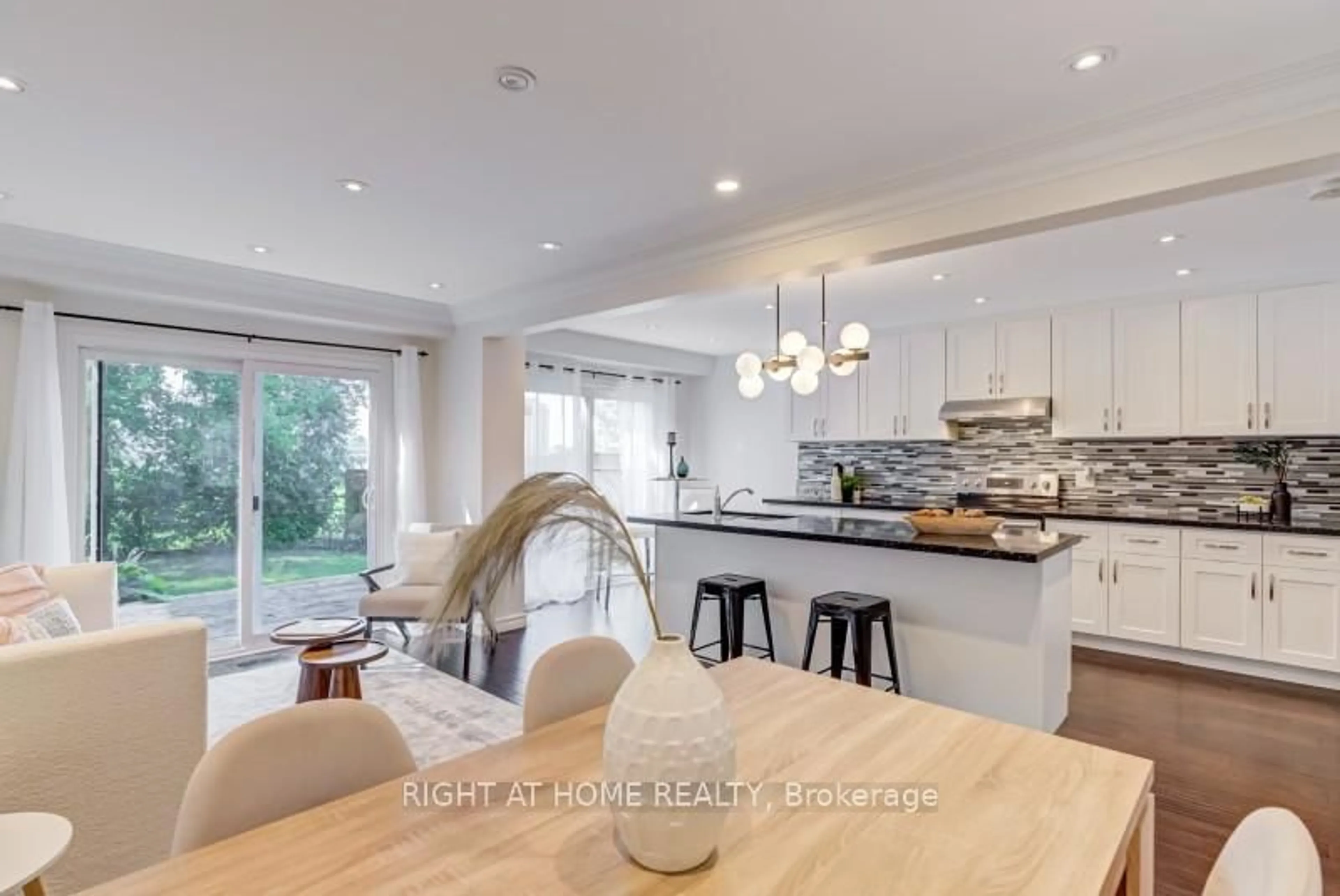 Open concept kitchen, unknown for 742 Beman Dr, Newmarket Ontario L3Y 4Z2