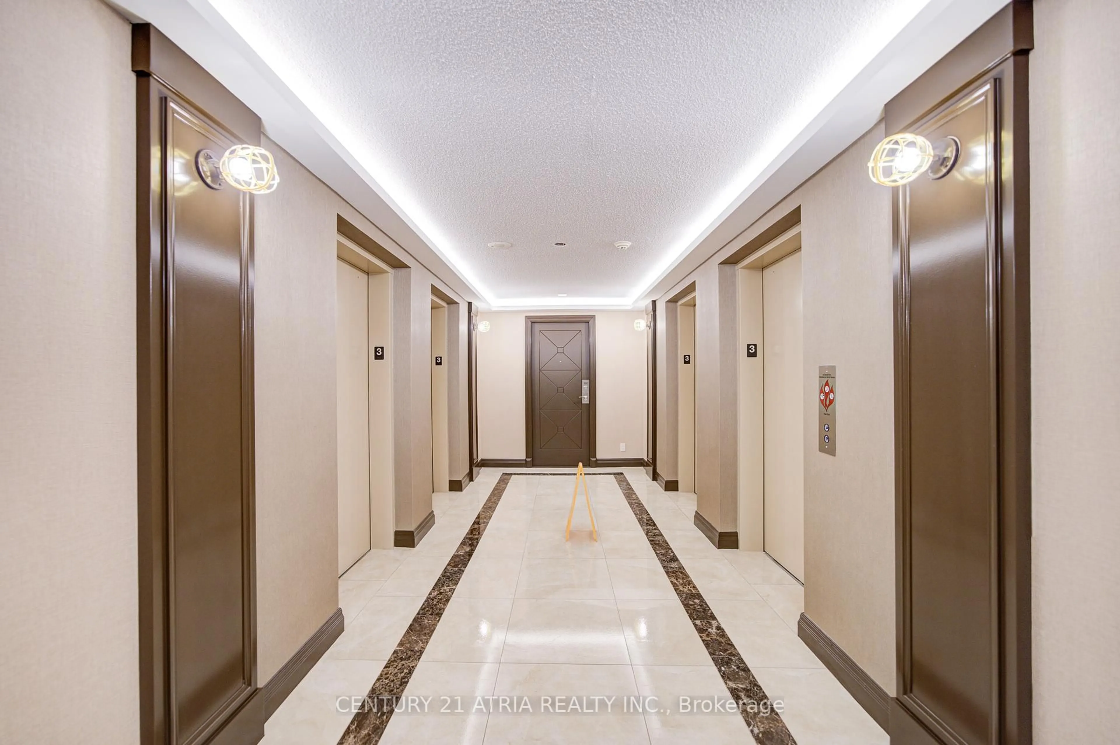 Indoor foyer for 18 Harding Blvd #308, Richmond Hill Ontario L4C 0T3
