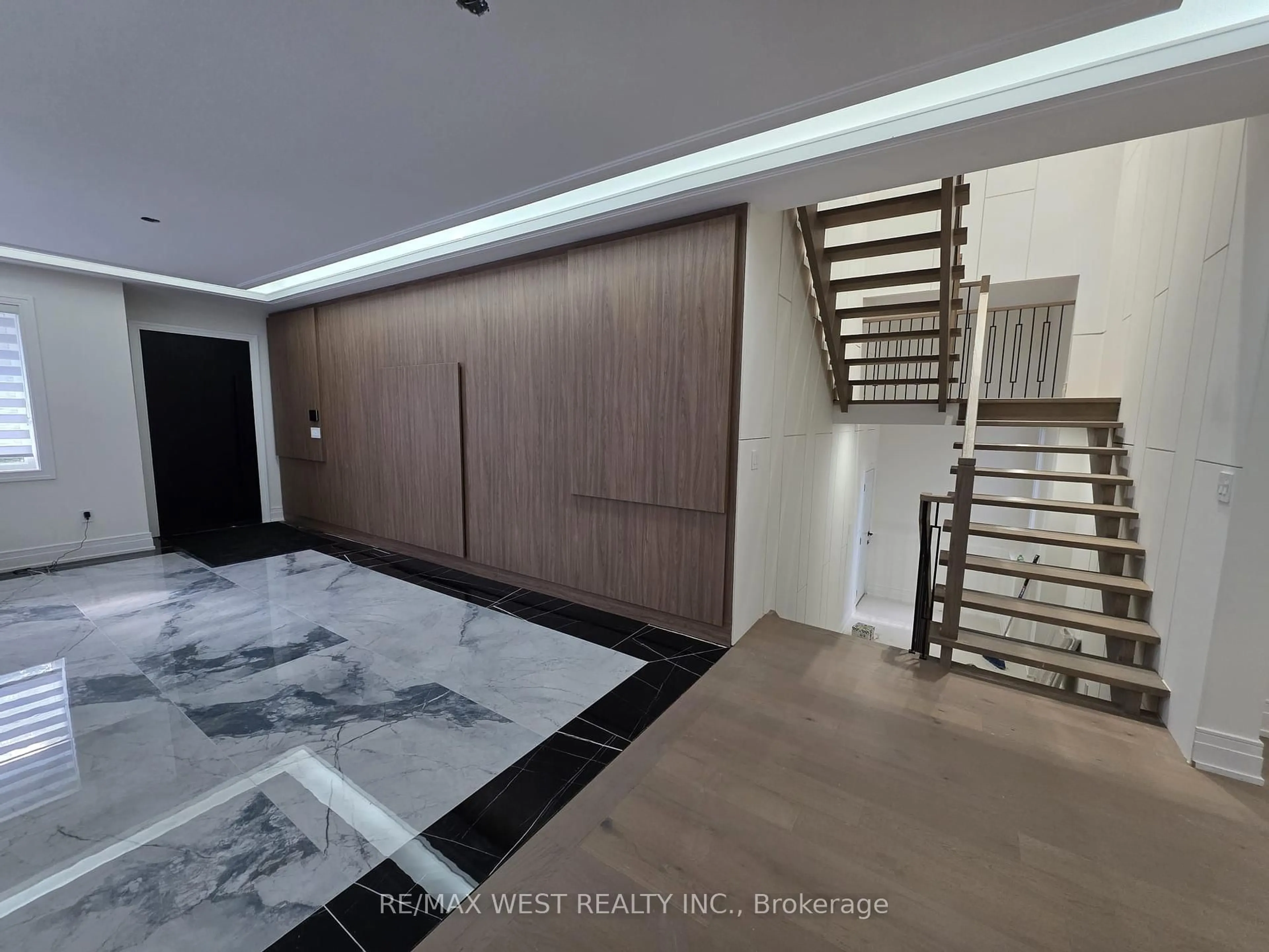 Indoor foyer for 103 Gurnett St, Aurora Ontario L4G 1P5