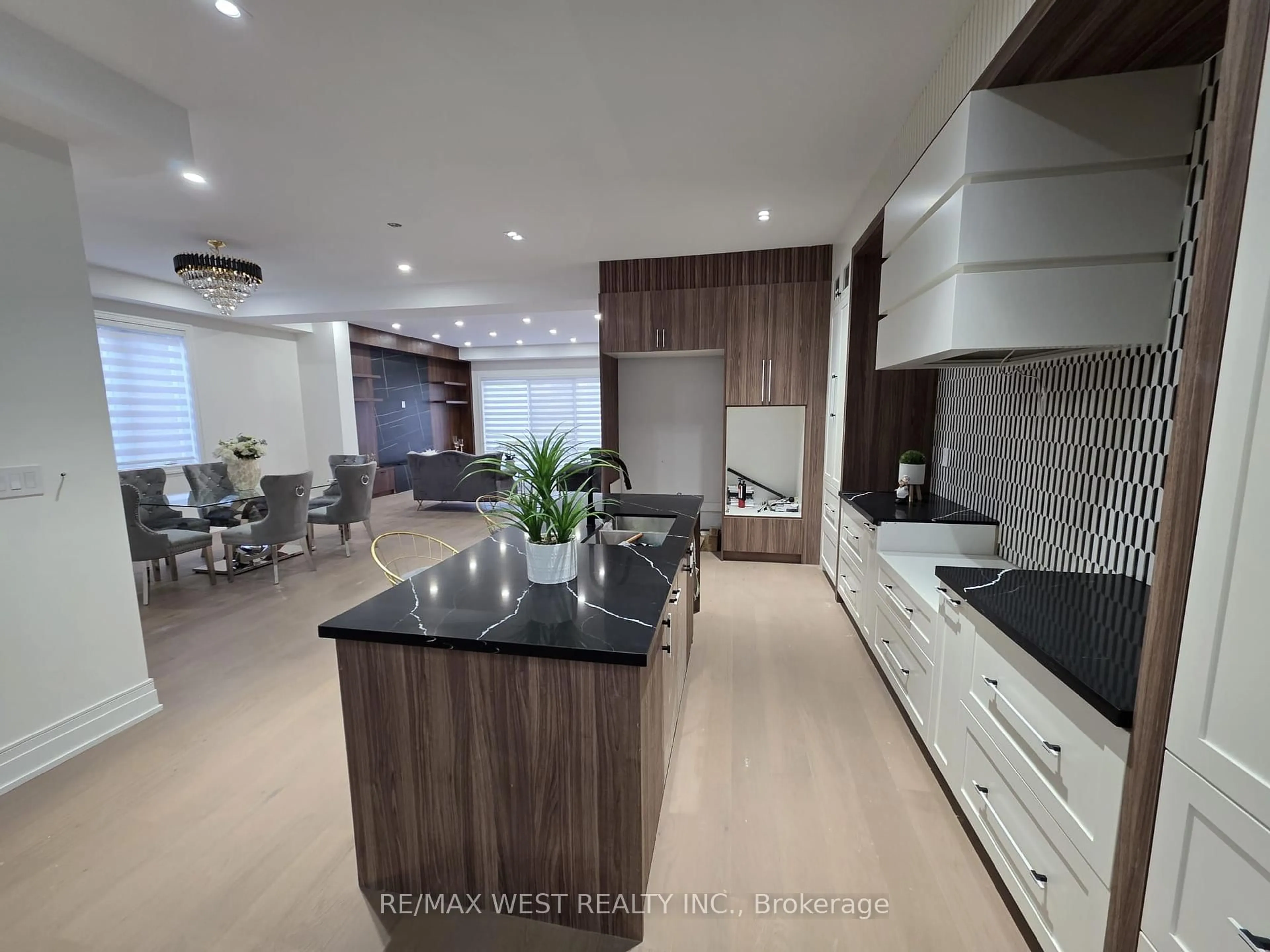 Open concept kitchen, unknown for 103 Gurnett St, Aurora Ontario L4G 1P5