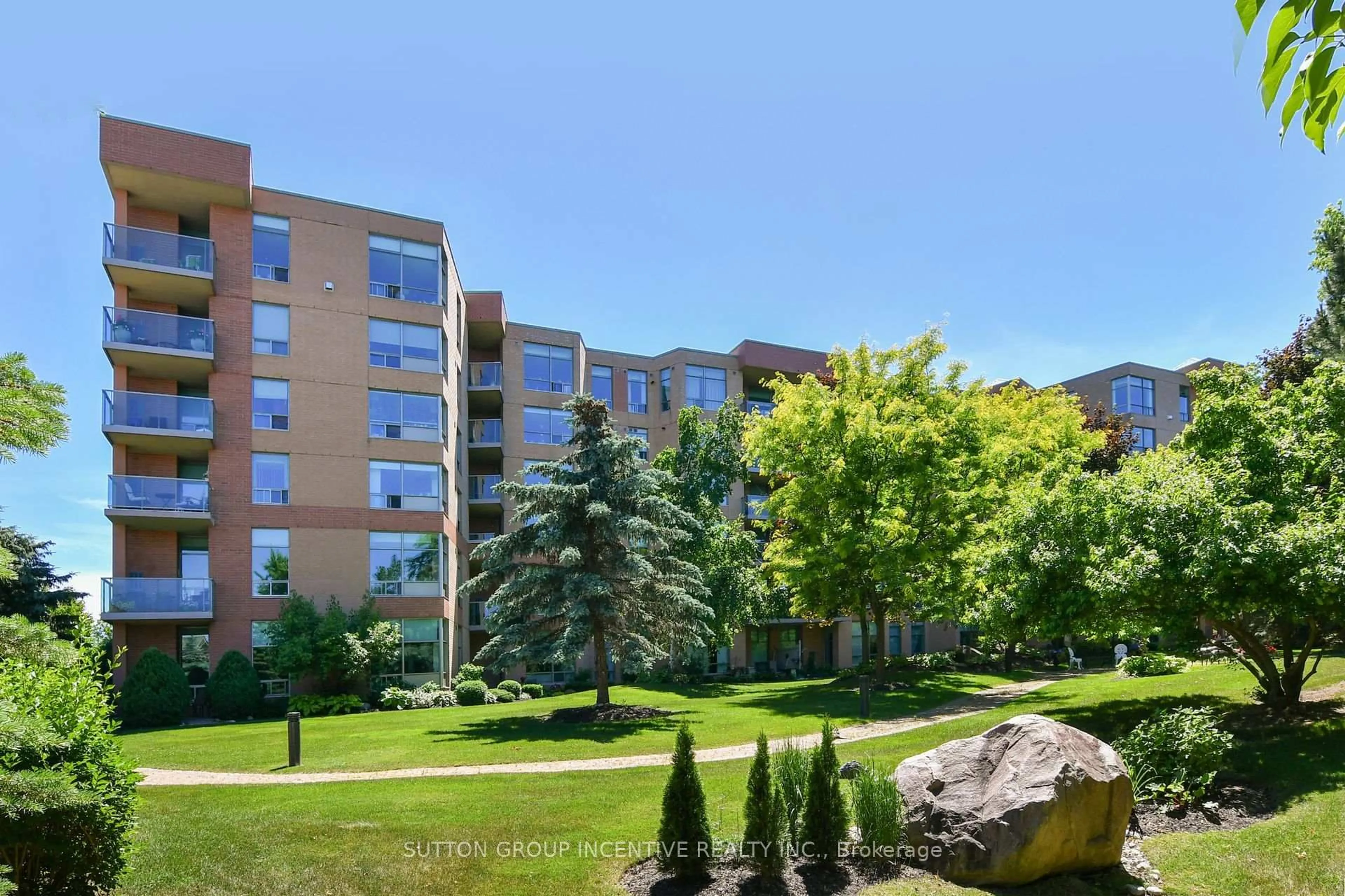Patio, unknown for 4 Briar Hill Hts #311, New Tecumseth Ontario L9R 1Z7