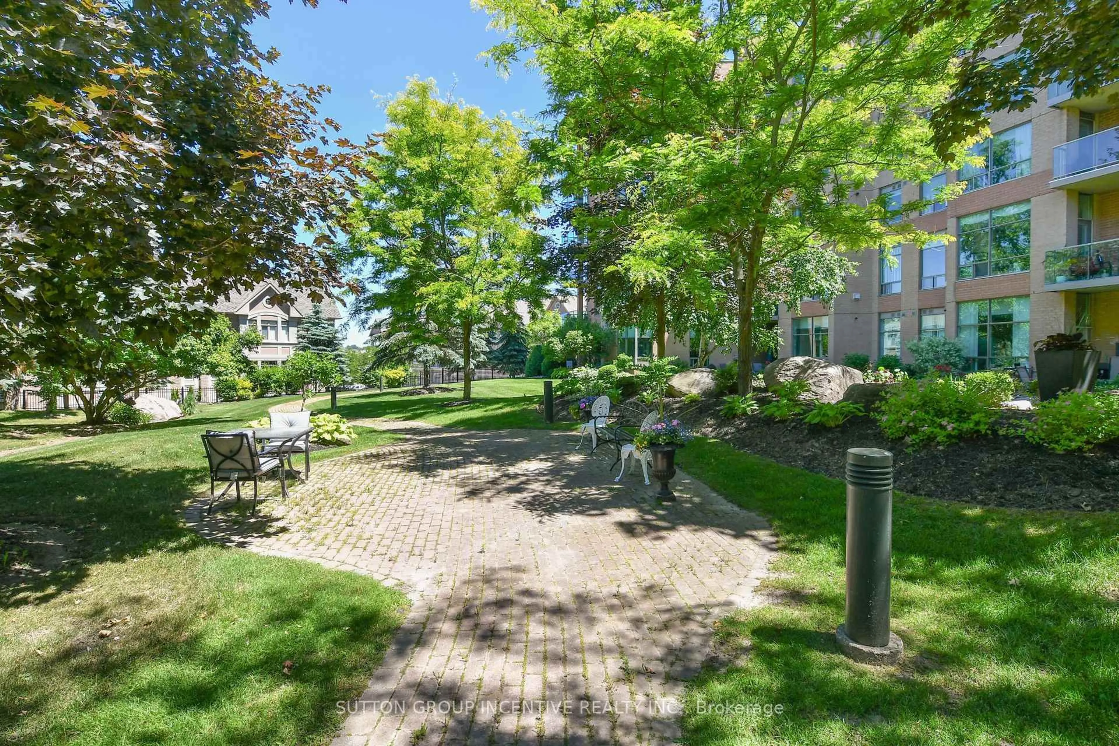 Patio, street for 4 Briar Hill Hts #311, New Tecumseth Ontario L9R 1Z7