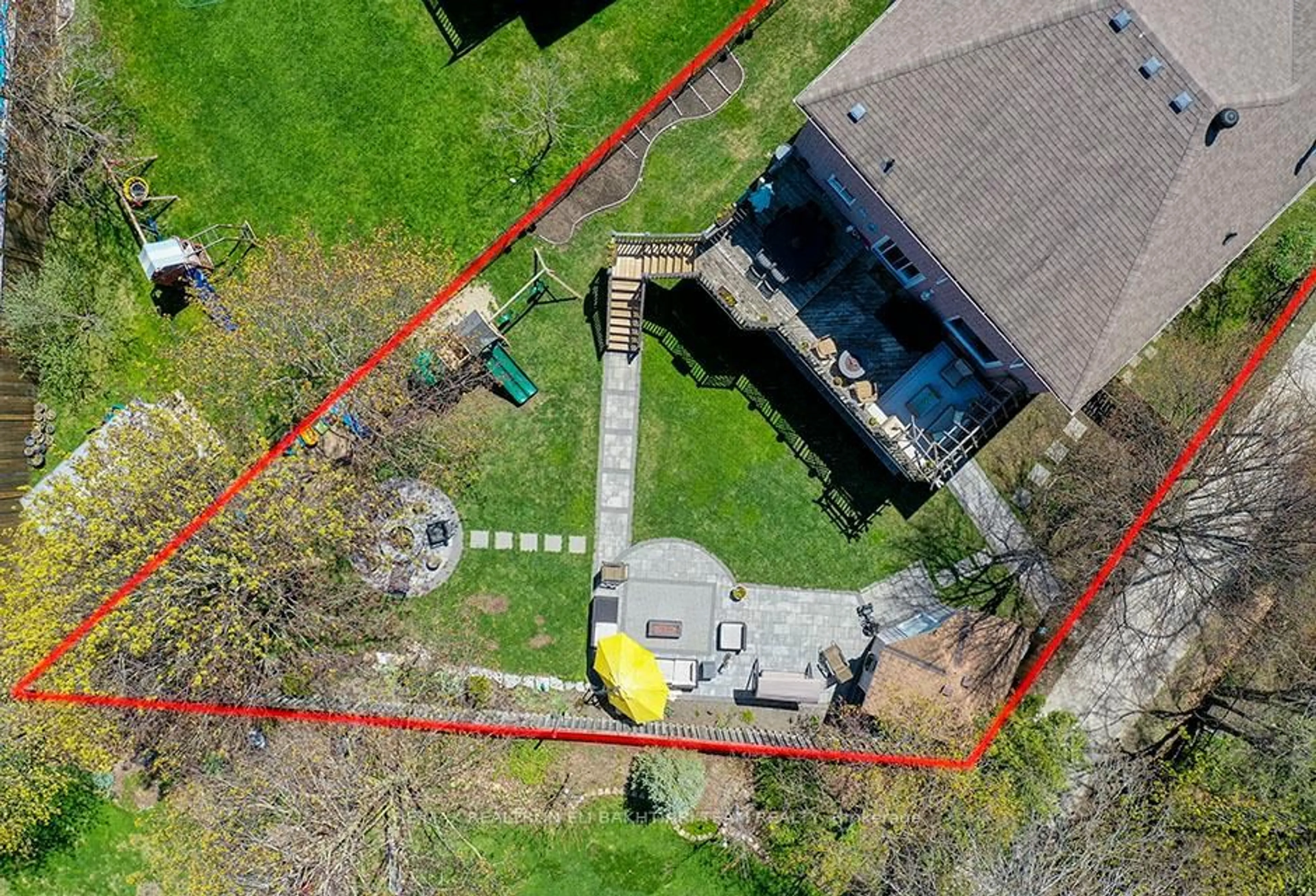 A pic from outside/outdoor area/front of a property/back of a property/a pic from drone, building for 353 Meegan Crt, Newmarket Ontario L3X 2B7