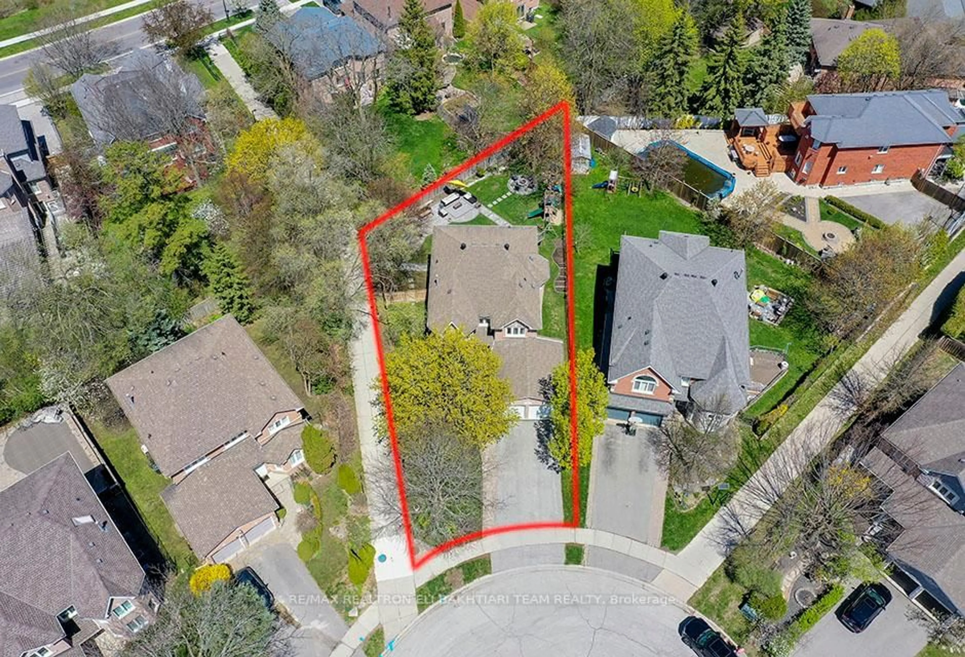 A pic from outside/outdoor area/front of a property/back of a property/a pic from drone, street for 353 Meegan Crt, Newmarket Ontario L3X 2B7