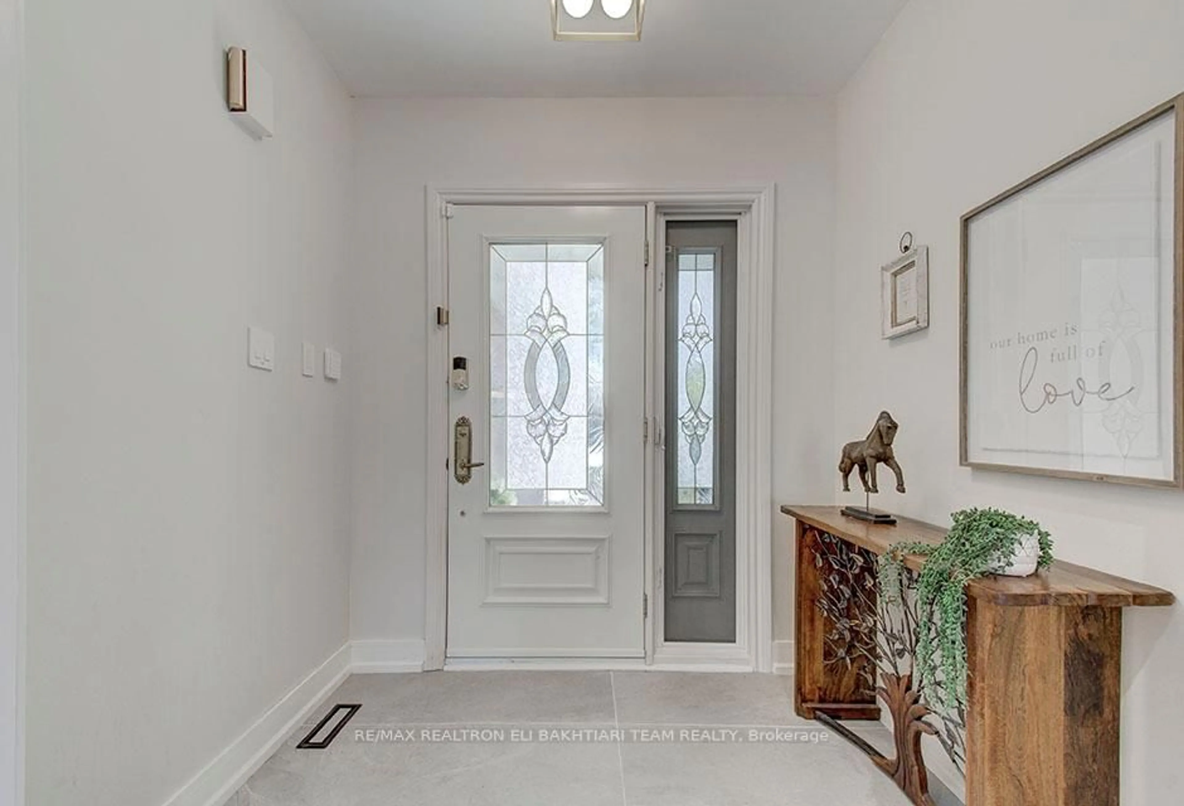 Indoor entryway for 353 Meegan Crt, Newmarket Ontario L3X 2B7