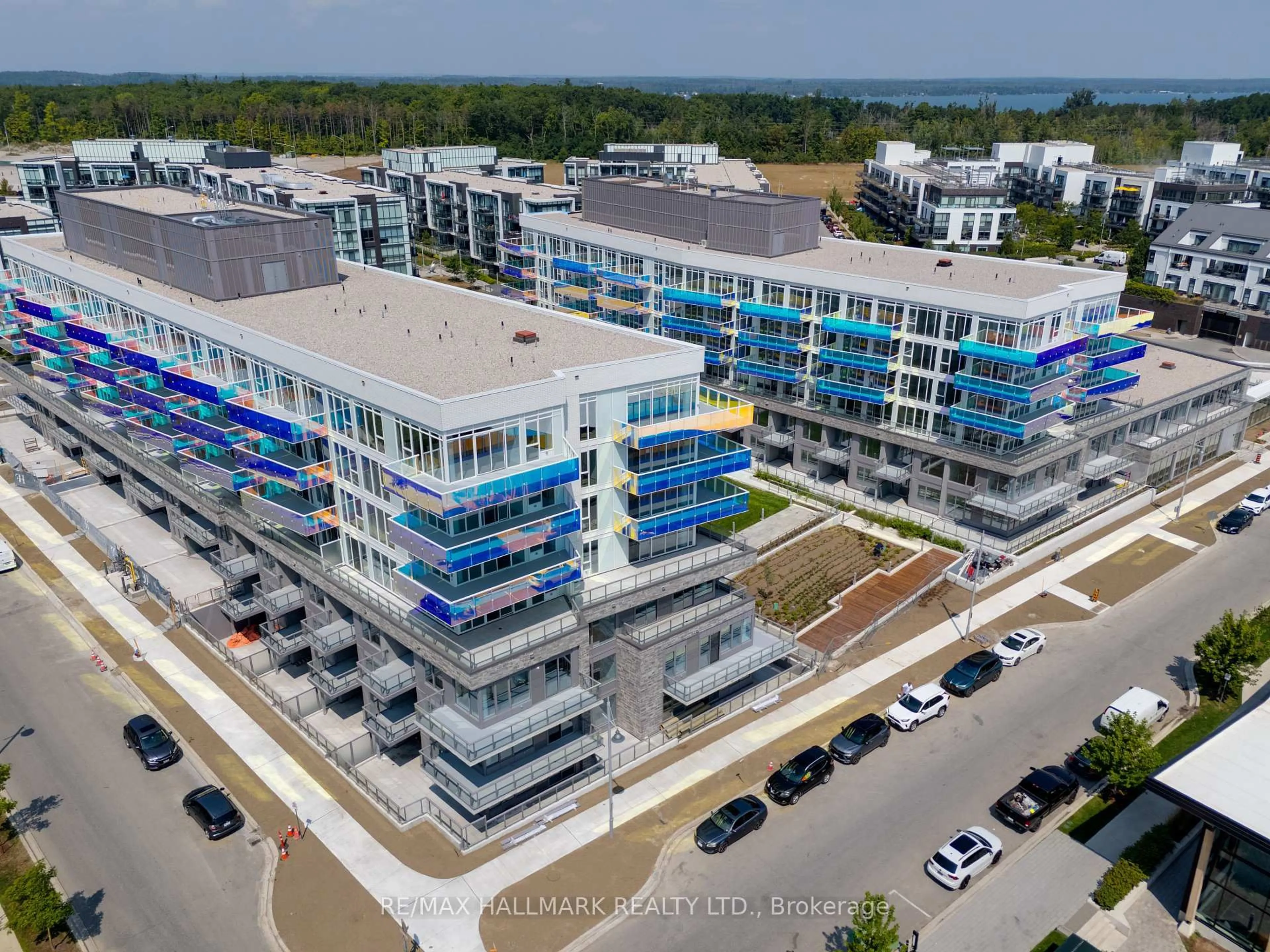 A pic from outside/outdoor area/front of a property/back of a property/a pic from drone, building for 333 Sunseeker Ave #409, Innisfil Ontario L9R 0R6
