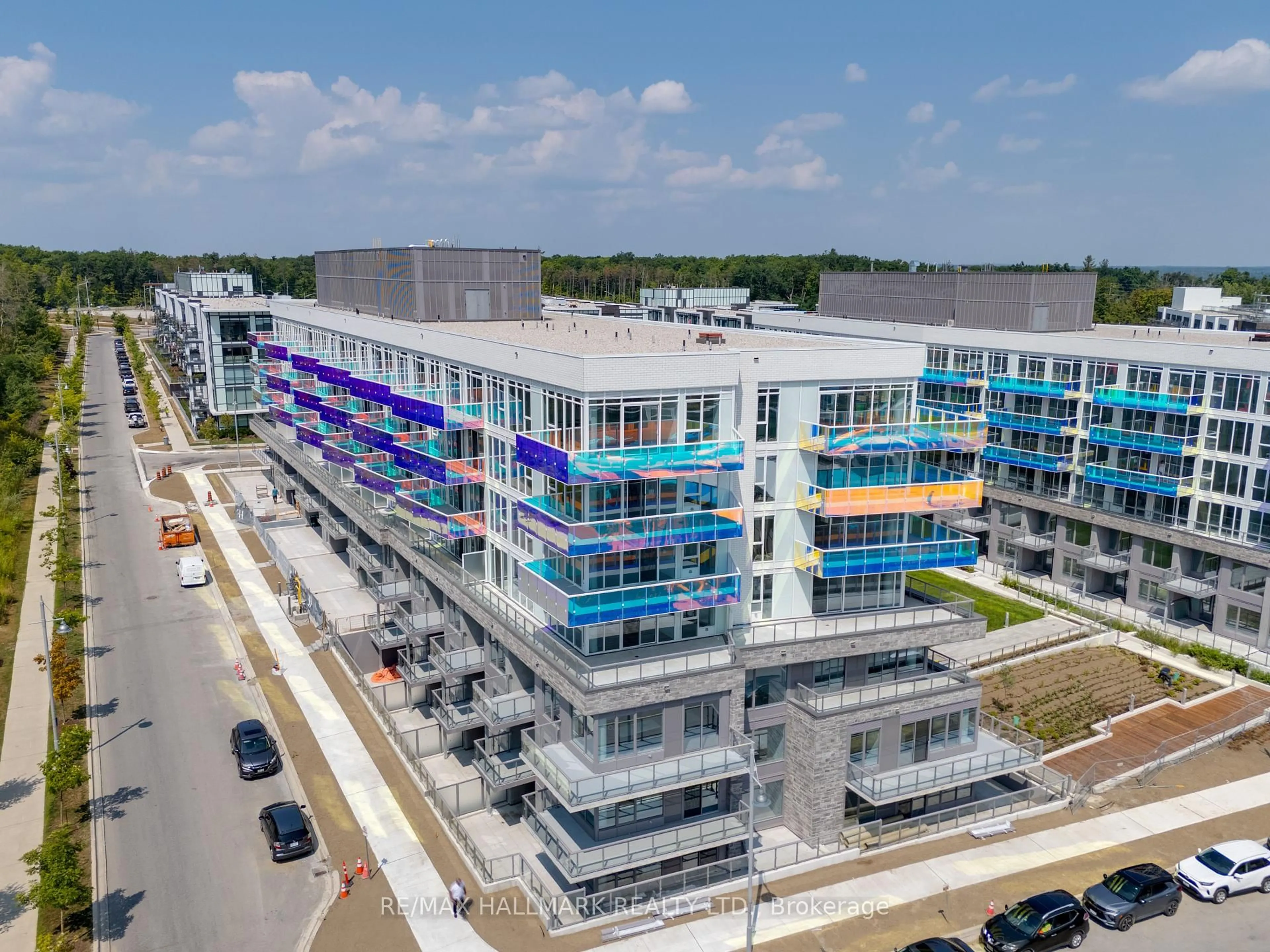 A pic from outside/outdoor area/front of a property/back of a property/a pic from drone, building for 333 Sunseeker Ave #409, Innisfil Ontario L9R 0R6