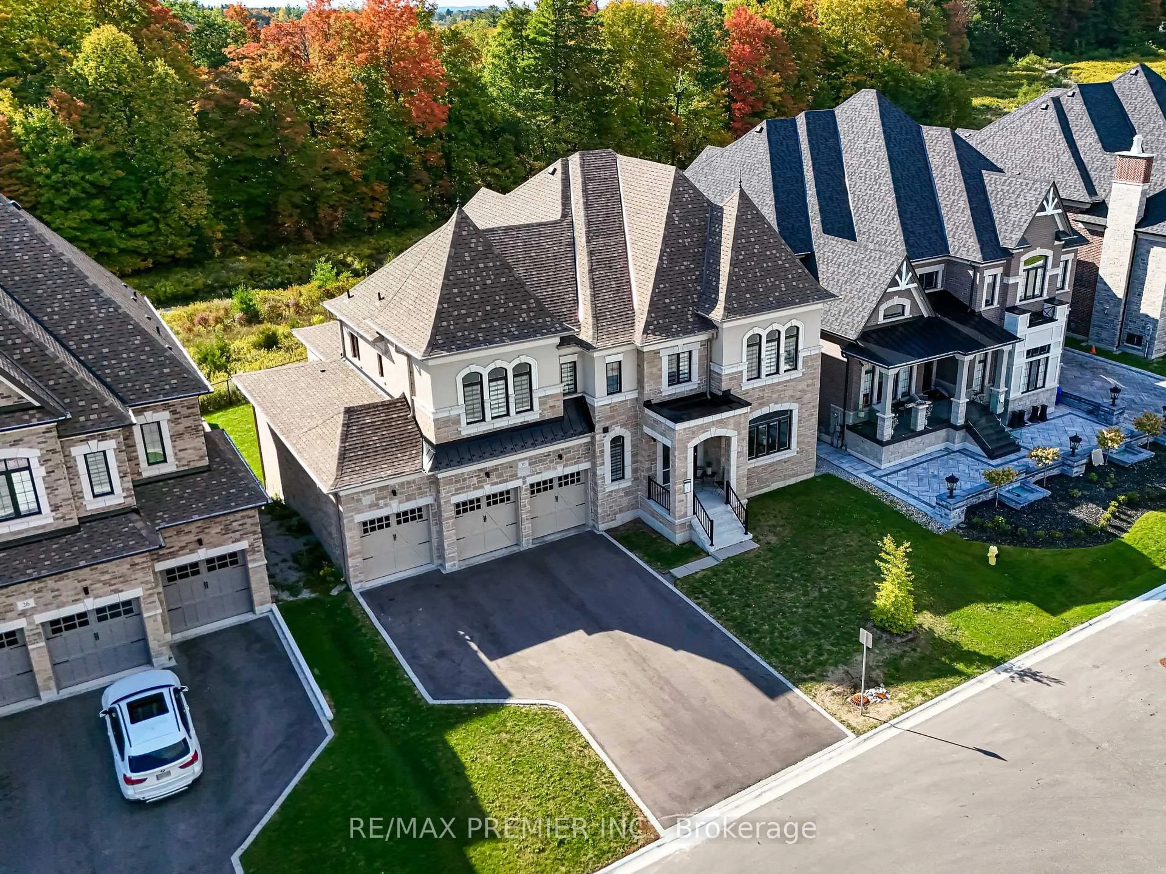 A pic from outside/outdoor area/front of a property/back of a property/a pic from drone, street for 30 Enclave Crt, Vaughan Ontario L4H 4V9