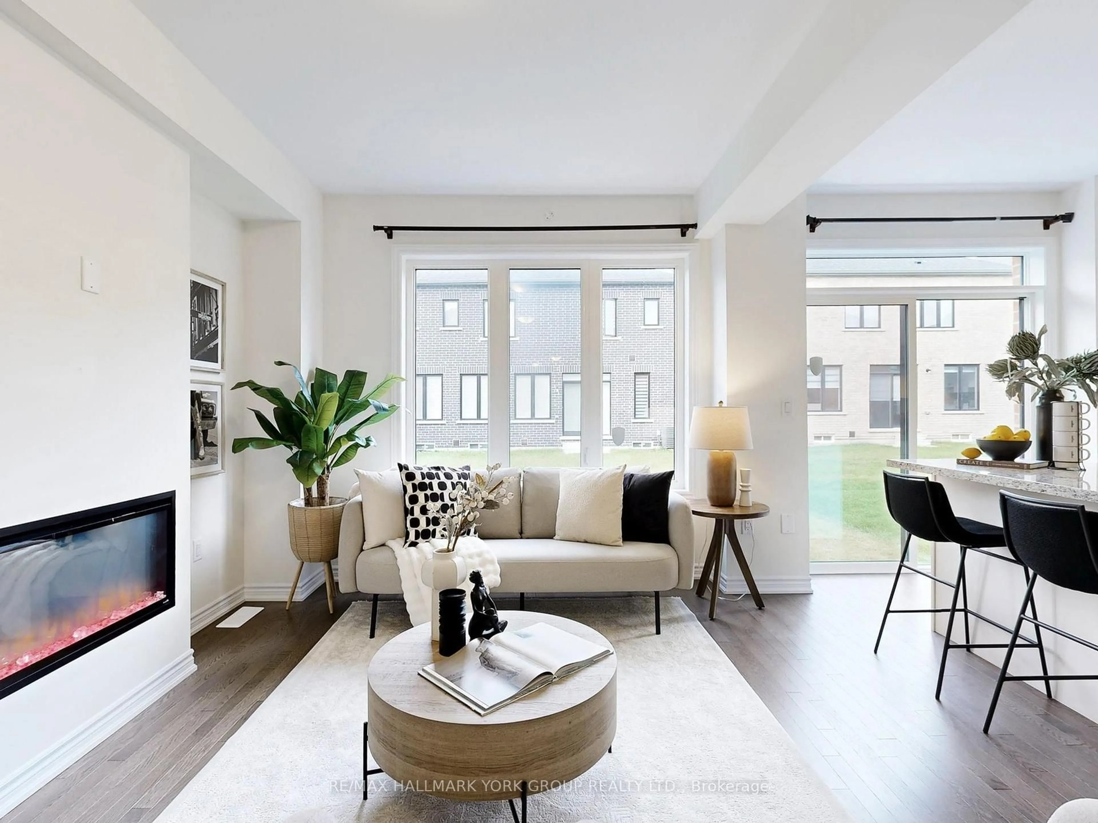 Living room with furniture, unknown for 42 Blick Cres, Aurora Ontario L4G 4A6