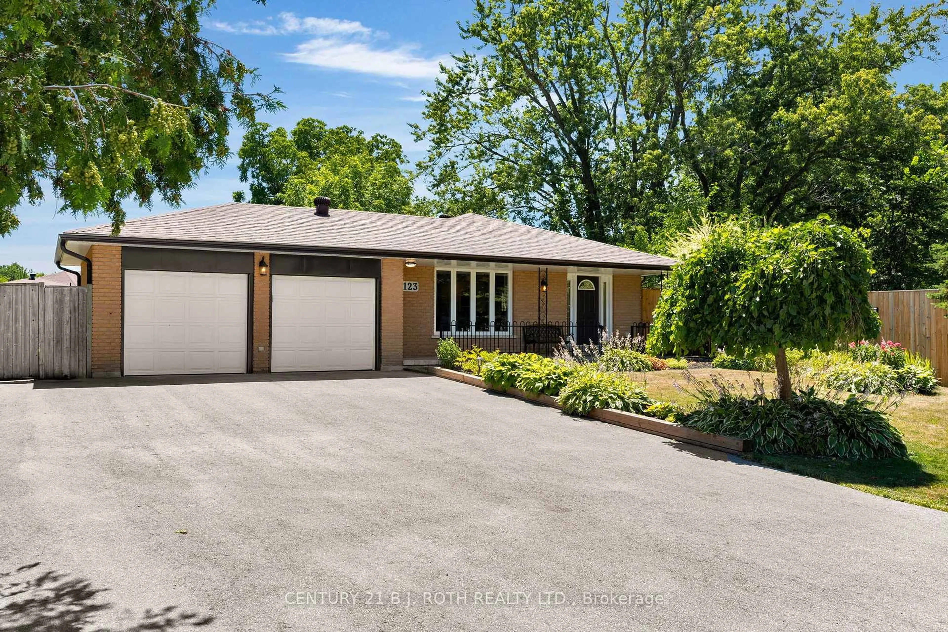 A pic from outside/outdoor area/front of a property/back of a property/a pic from drone, street for 2123 Mildred Ave, Innisfil Ontario L9S 2B9
