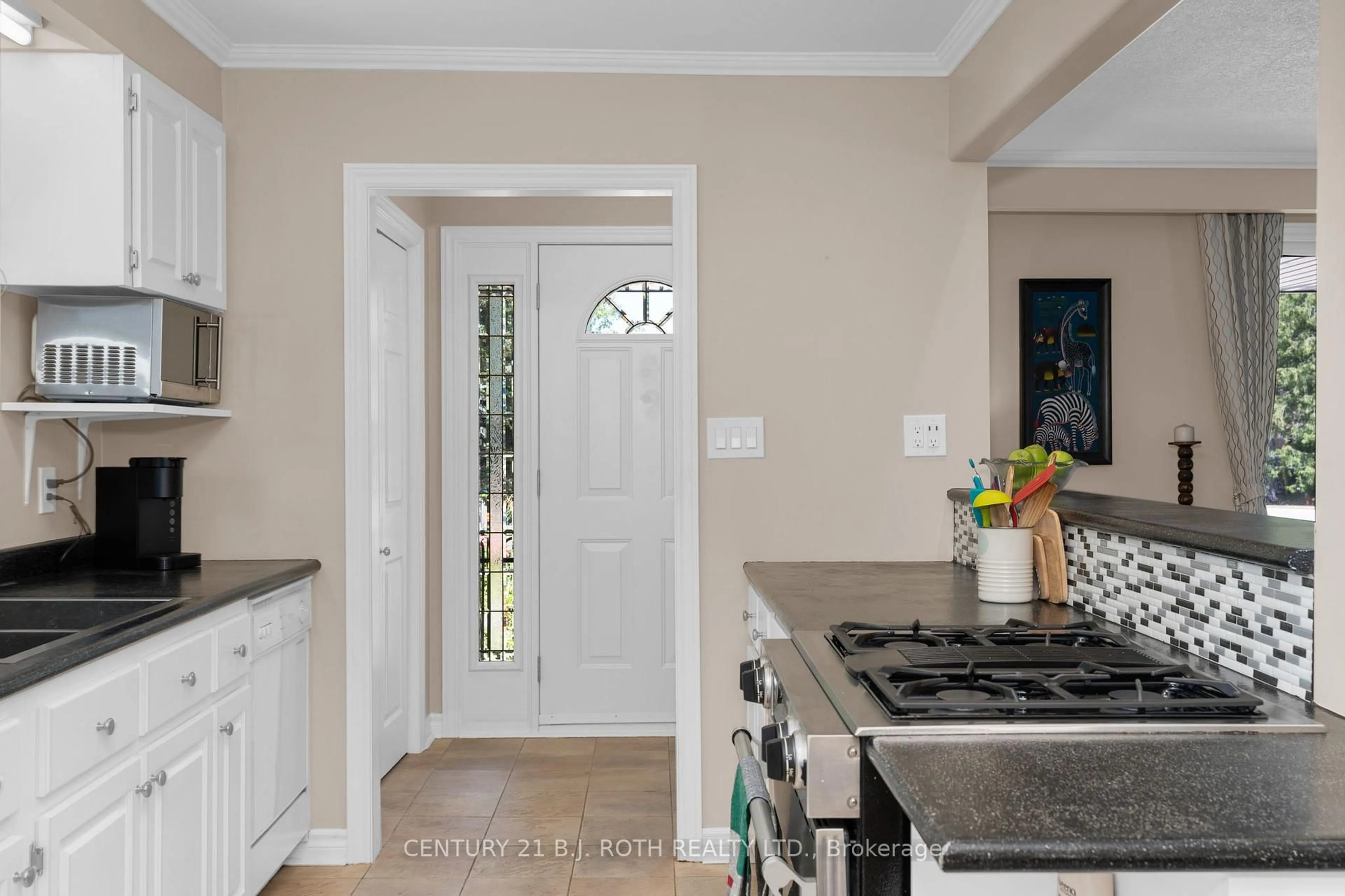 Open concept kitchen, ceramic/tile floor for 2123 Mildred Ave, Innisfil Ontario L9S 2B9