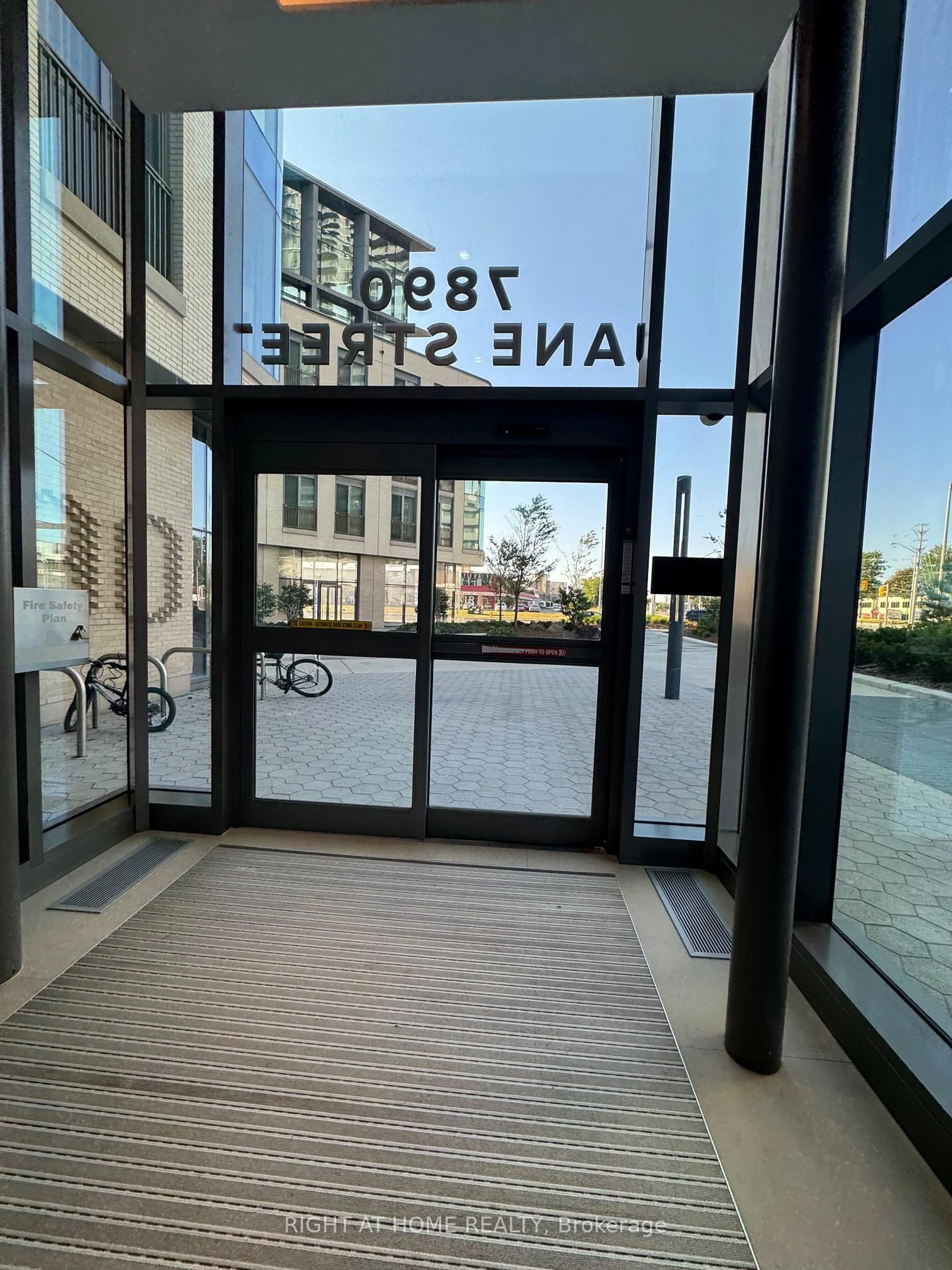 Indoor foyer for 7890 Jane St #101, Vaughan Ontario L4K 0K9