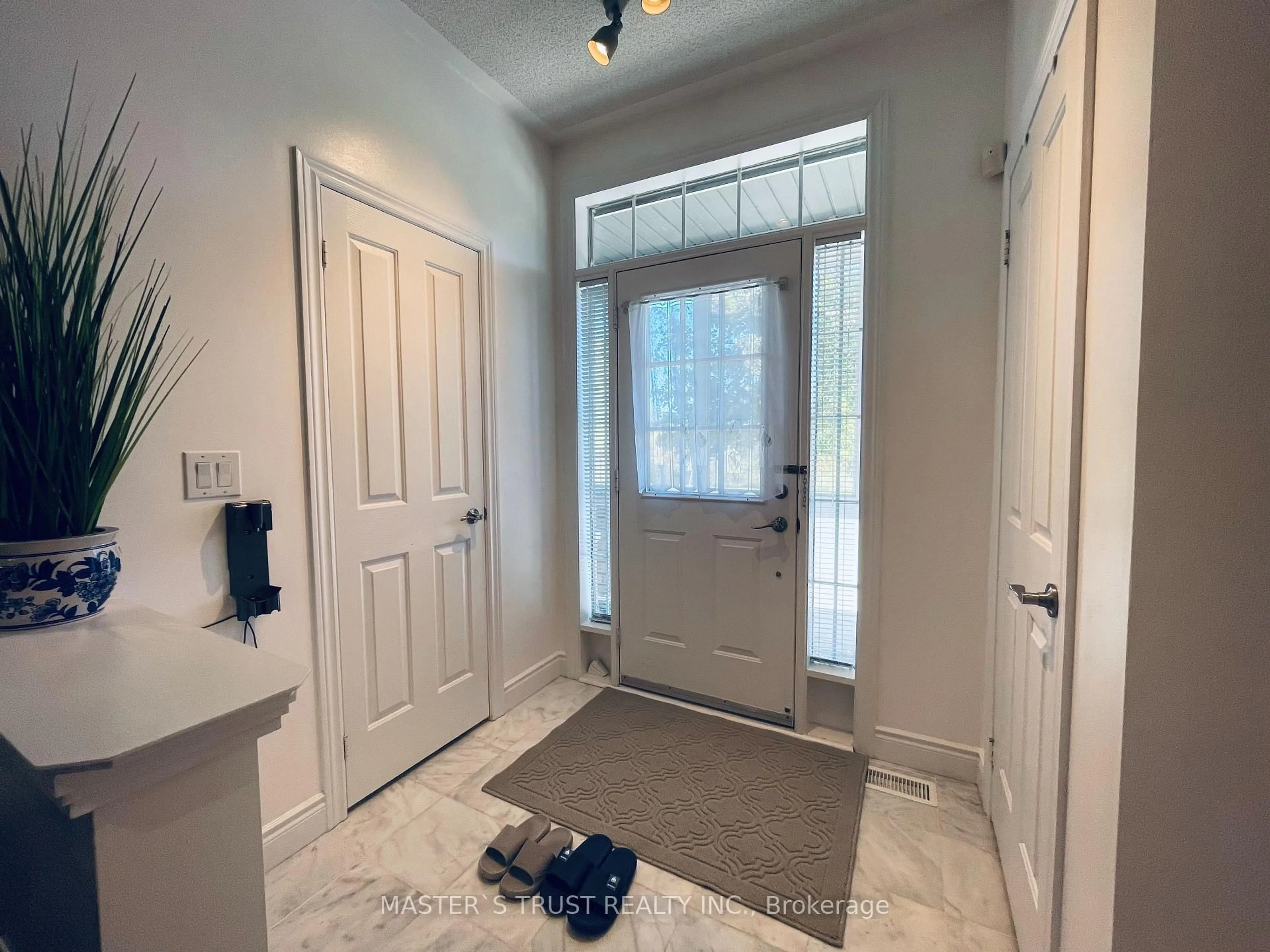 Indoor entryway for 418 The Bridle Walk, Markham Ontario L6C 2M5