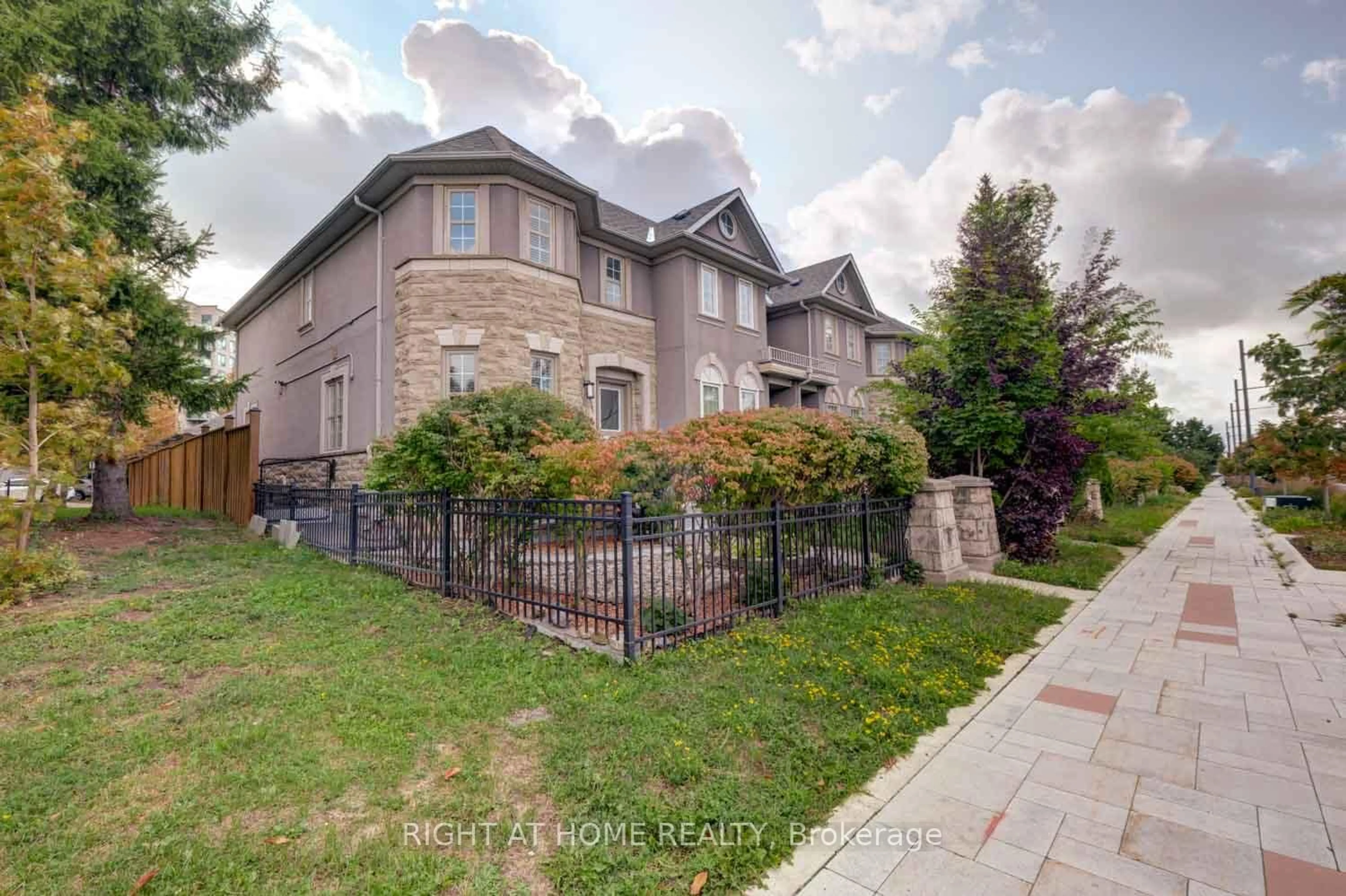 A pic from outside/outdoor area/front of a property/back of a property/a pic from drone, street for 8963 Yonge St, Richmond Hill Ontario L4C 0L5