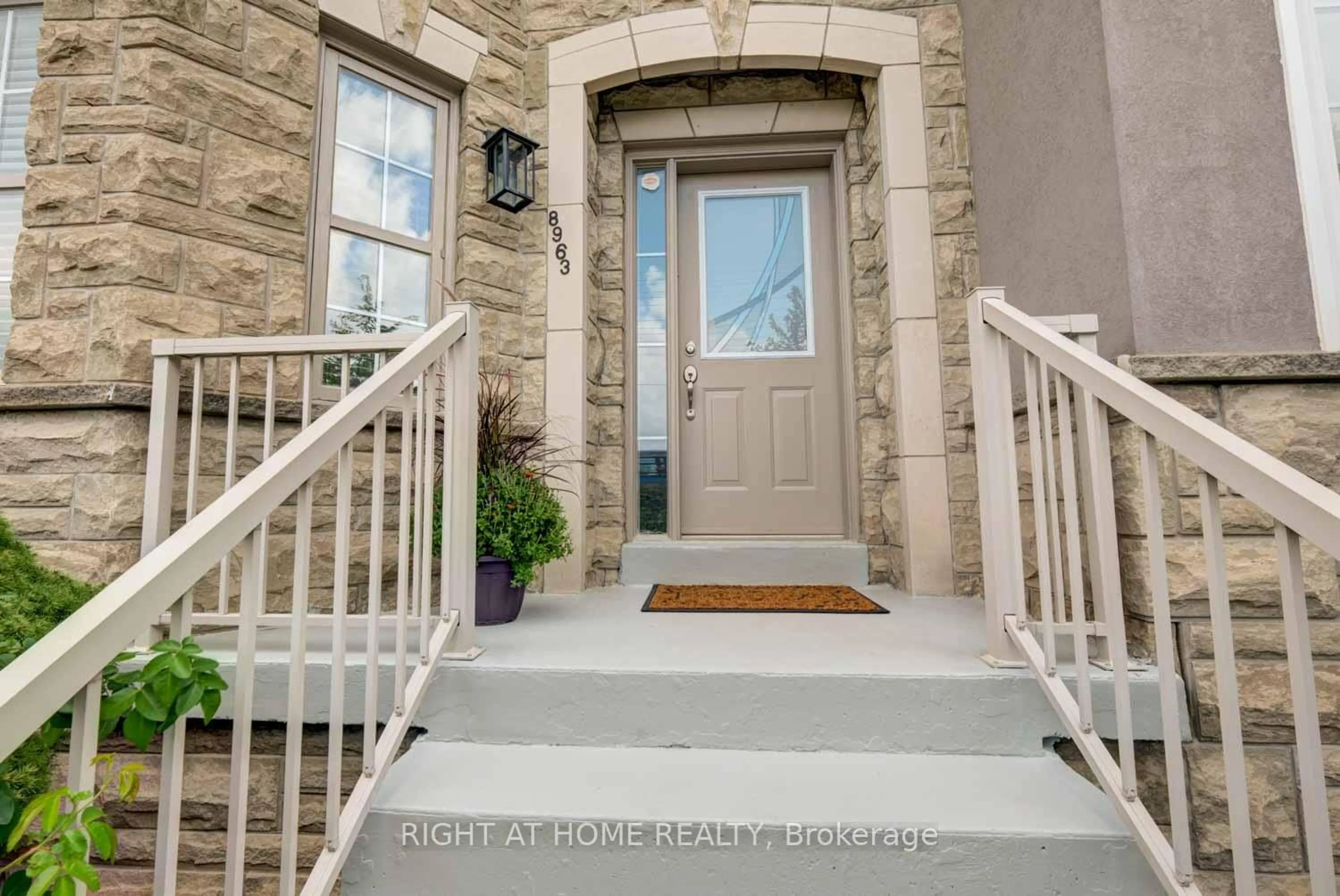 Indoor entryway for 8963 Yonge St, Richmond Hill Ontario L4C 0L5