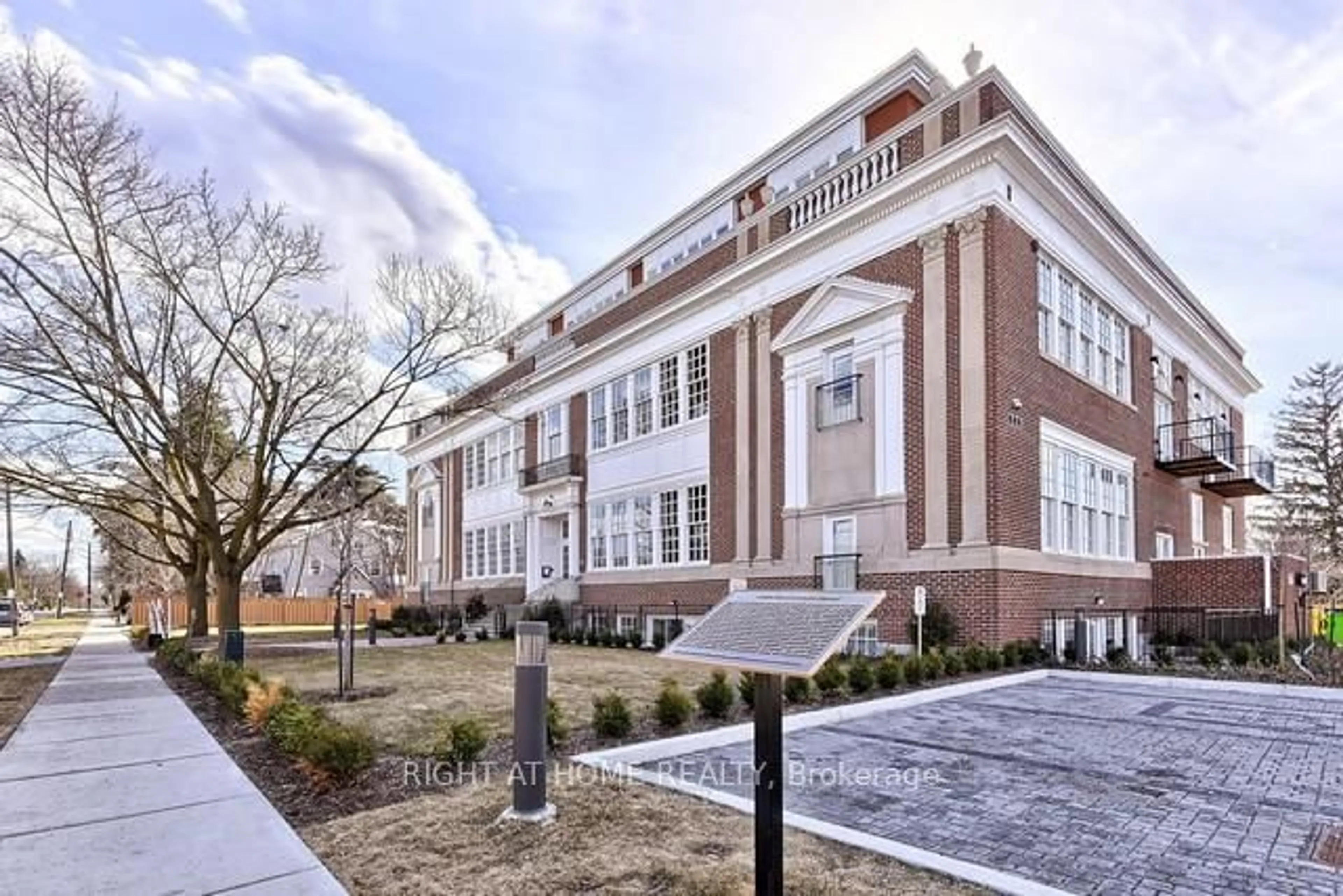 Home with brick exterior material, building for 64 Wells St #401, Aurora Ontario L4G 1S9