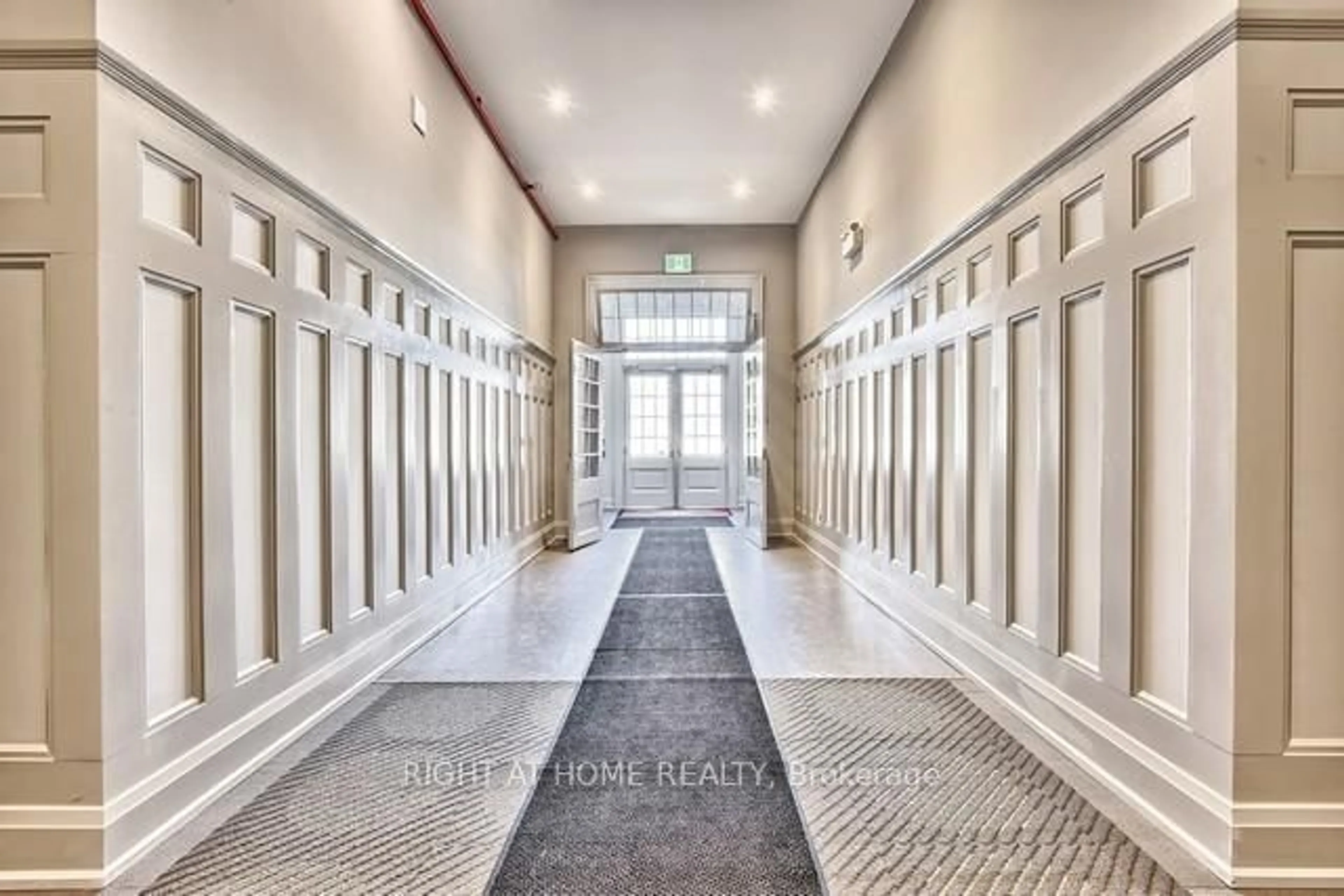 Indoor foyer for 64 Wells St #401, Aurora Ontario L4G 1S9