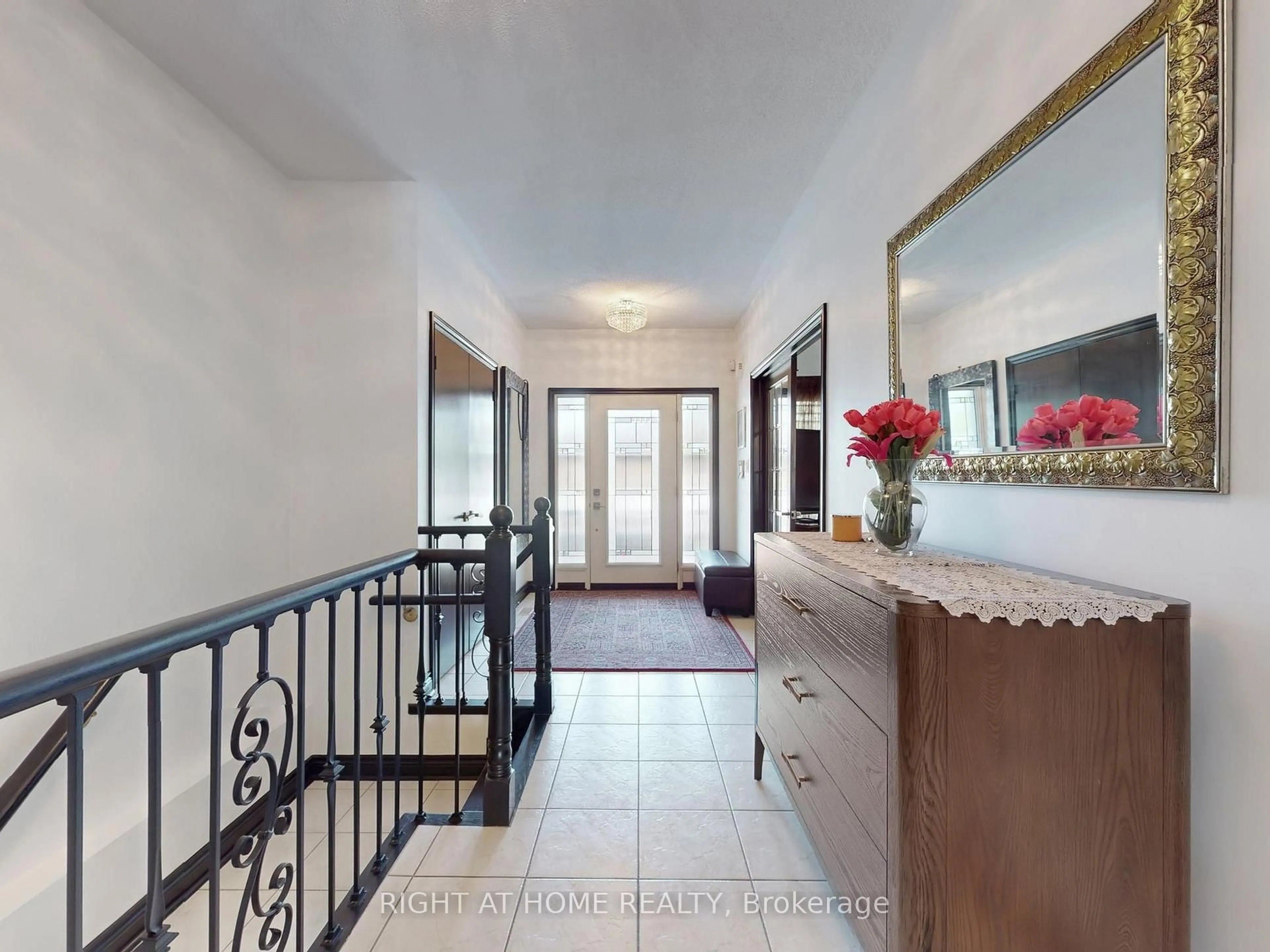 Indoor entryway for 9 Amalfi Crt #14, Vaughan Ontario L4L 9S2