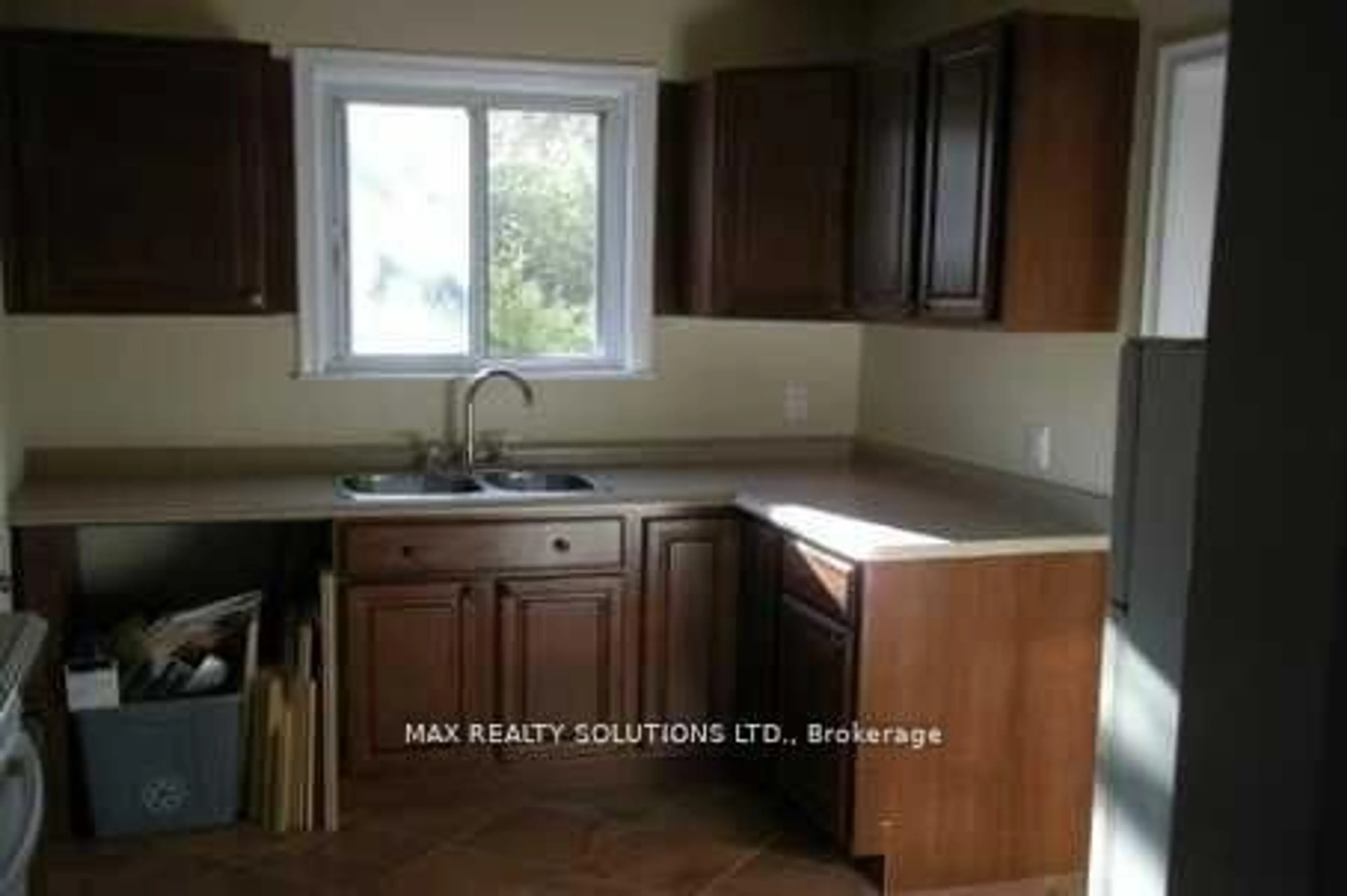 Standard kitchen, ceramic/tile floor for 33 Roosevelt Dr, Richmond Hill Ontario L4C 6V1