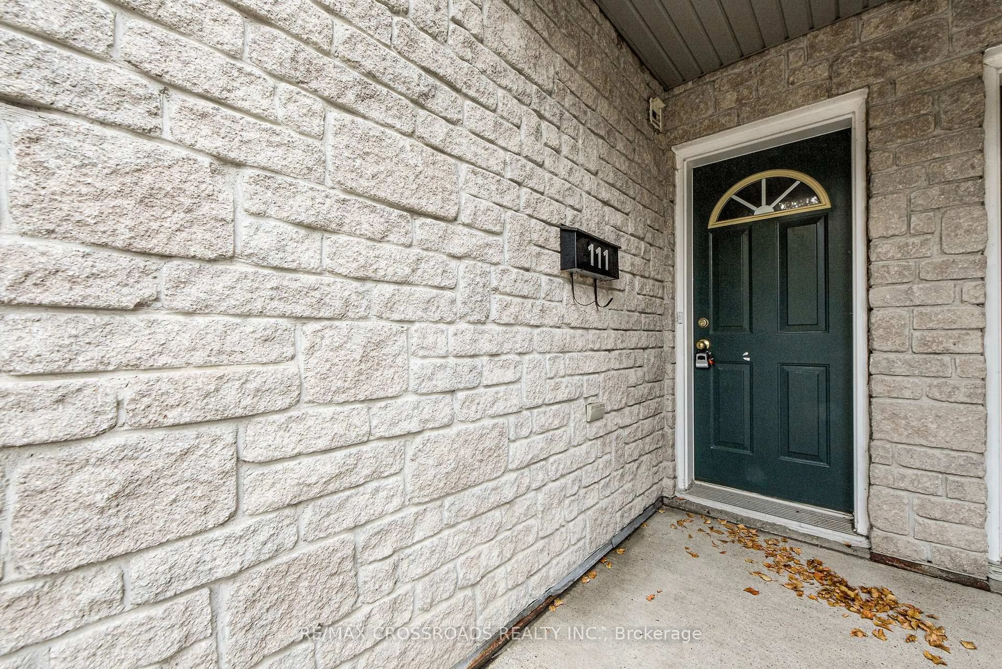 Indoor entryway for 111 Pond Dr, Markham Ontario L3T 7V5