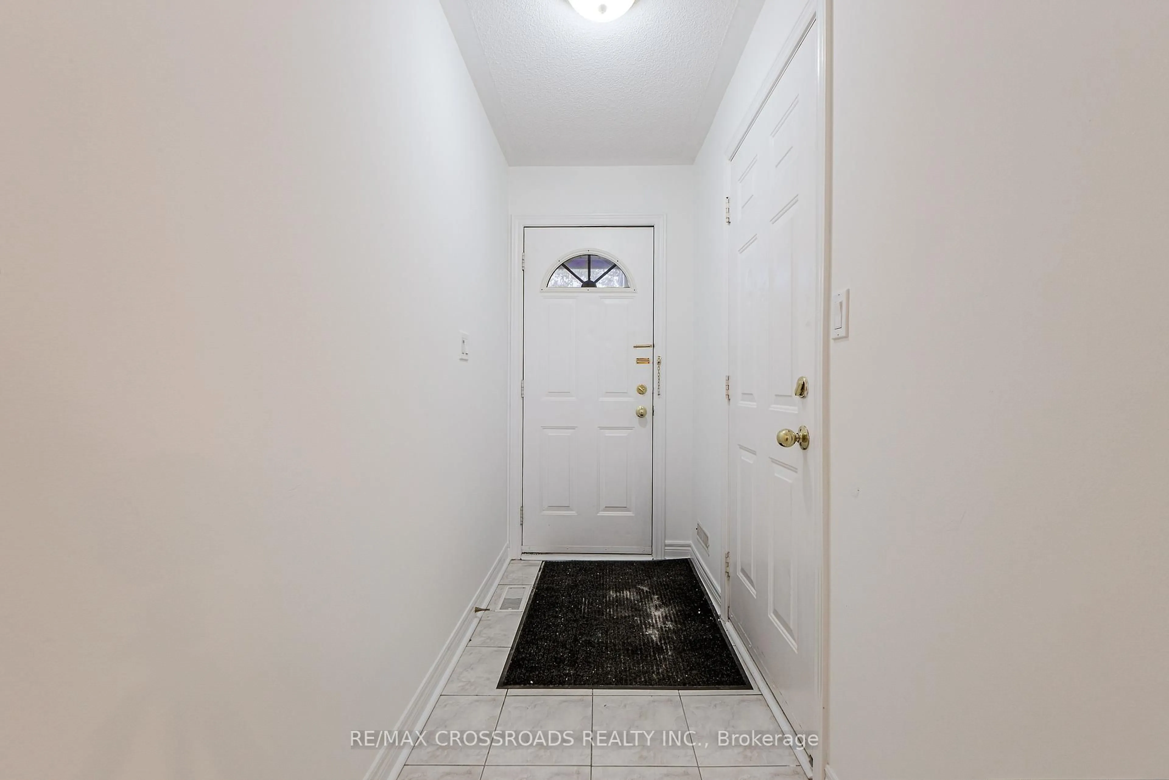 Indoor entryway for 111 Pond Dr, Markham Ontario L3T 7V5