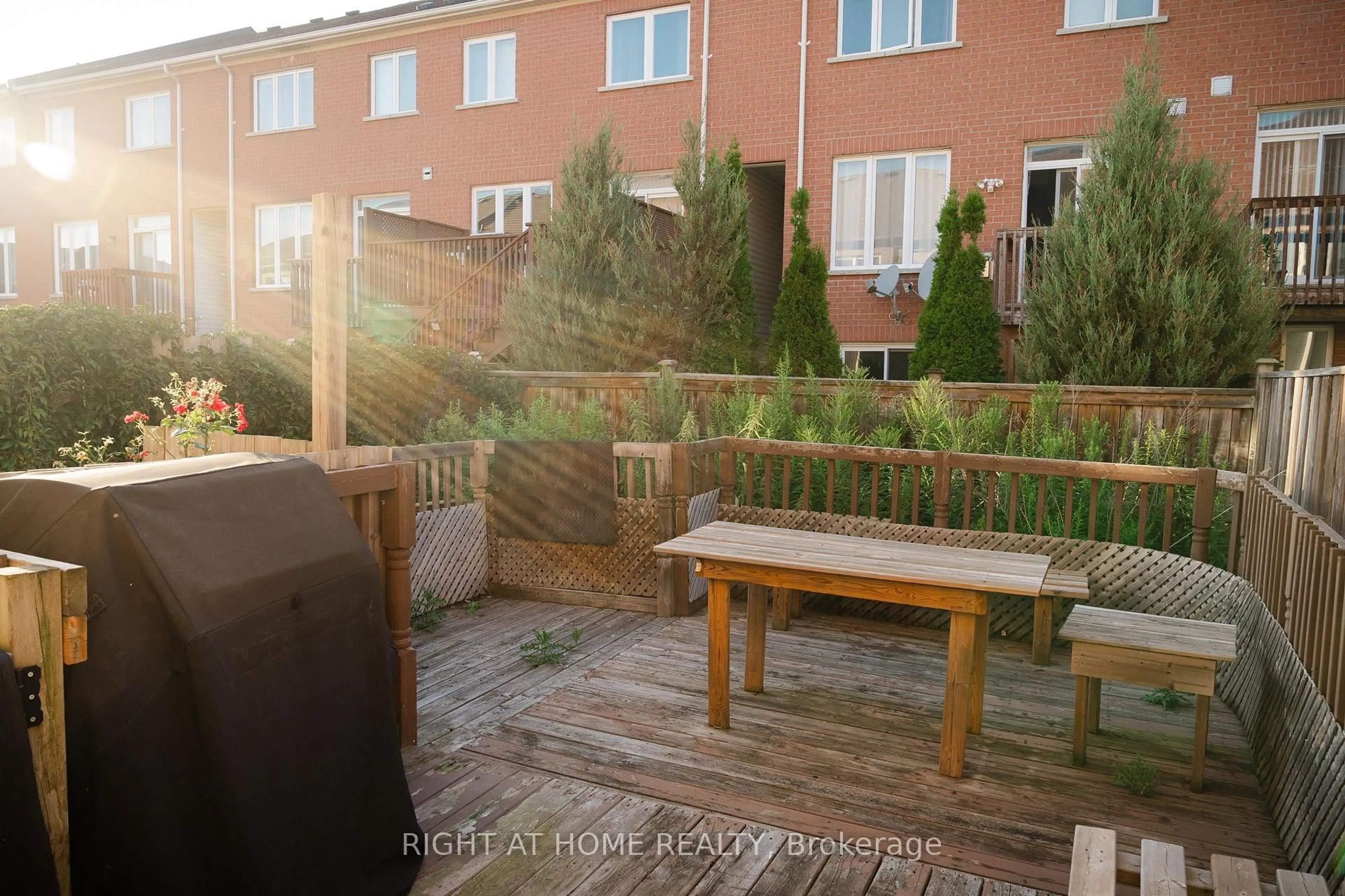 Patio, street for 8 Townwood Dr #29, Richmond Hill Ontario L4E 4X9
