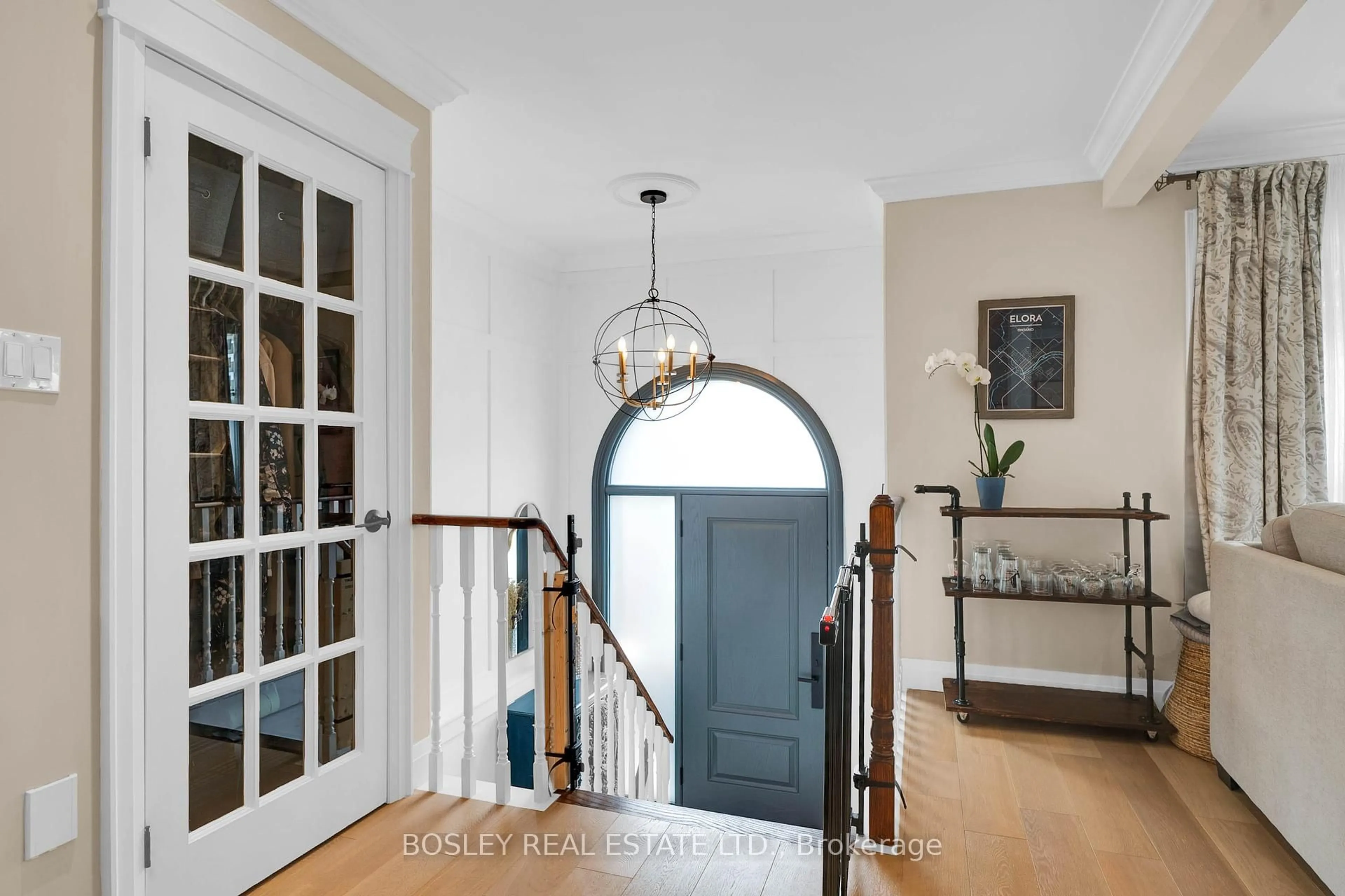 Indoor entryway for 409 Colborne St, Bradford West Gwillimbury Ontario L3Z 2E5