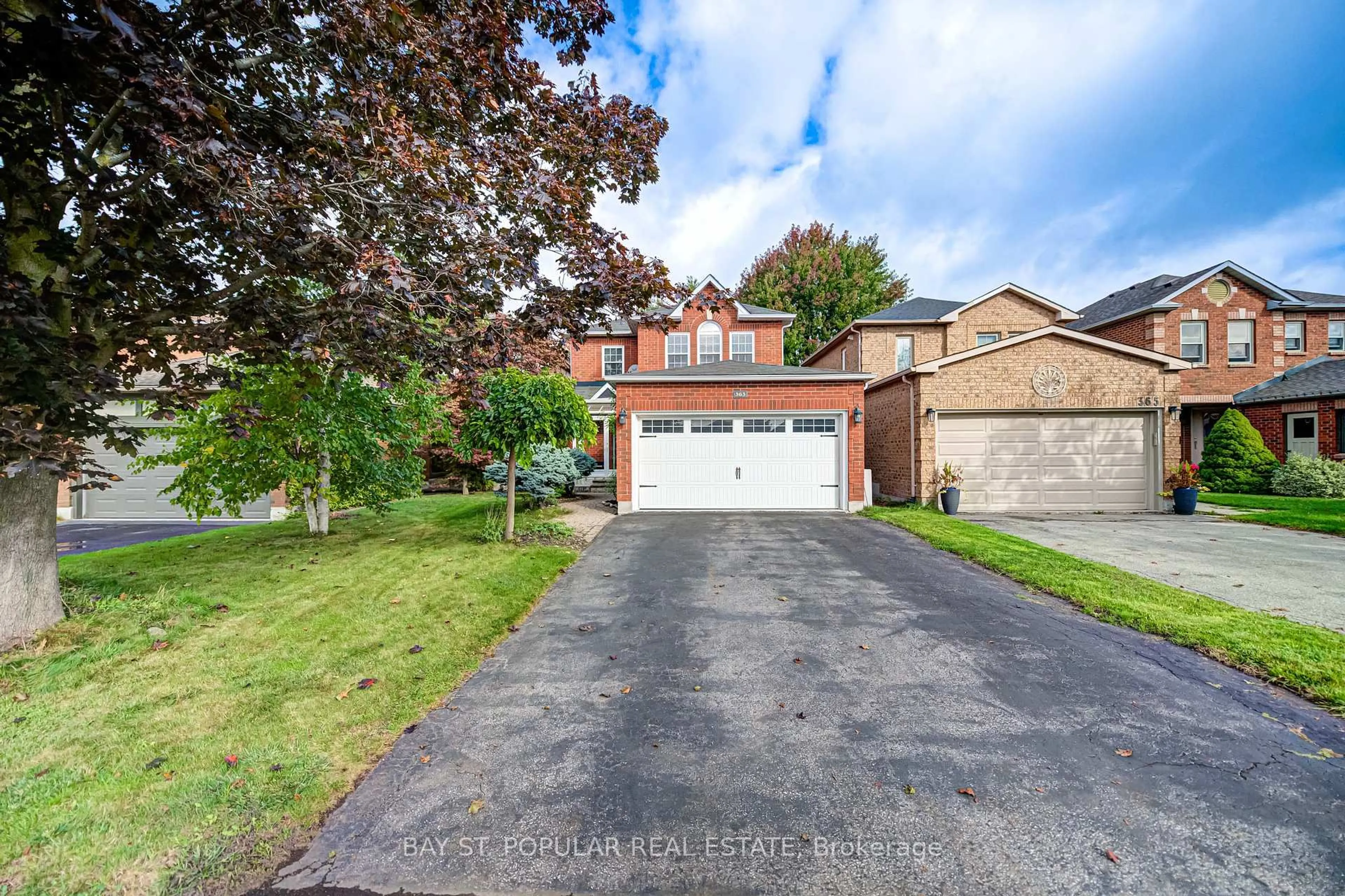 A pic from outside/outdoor area/front of a property/back of a property/a pic from drone, street for 363 Pickering Cres, Newmarket Ontario L3Y 8G7