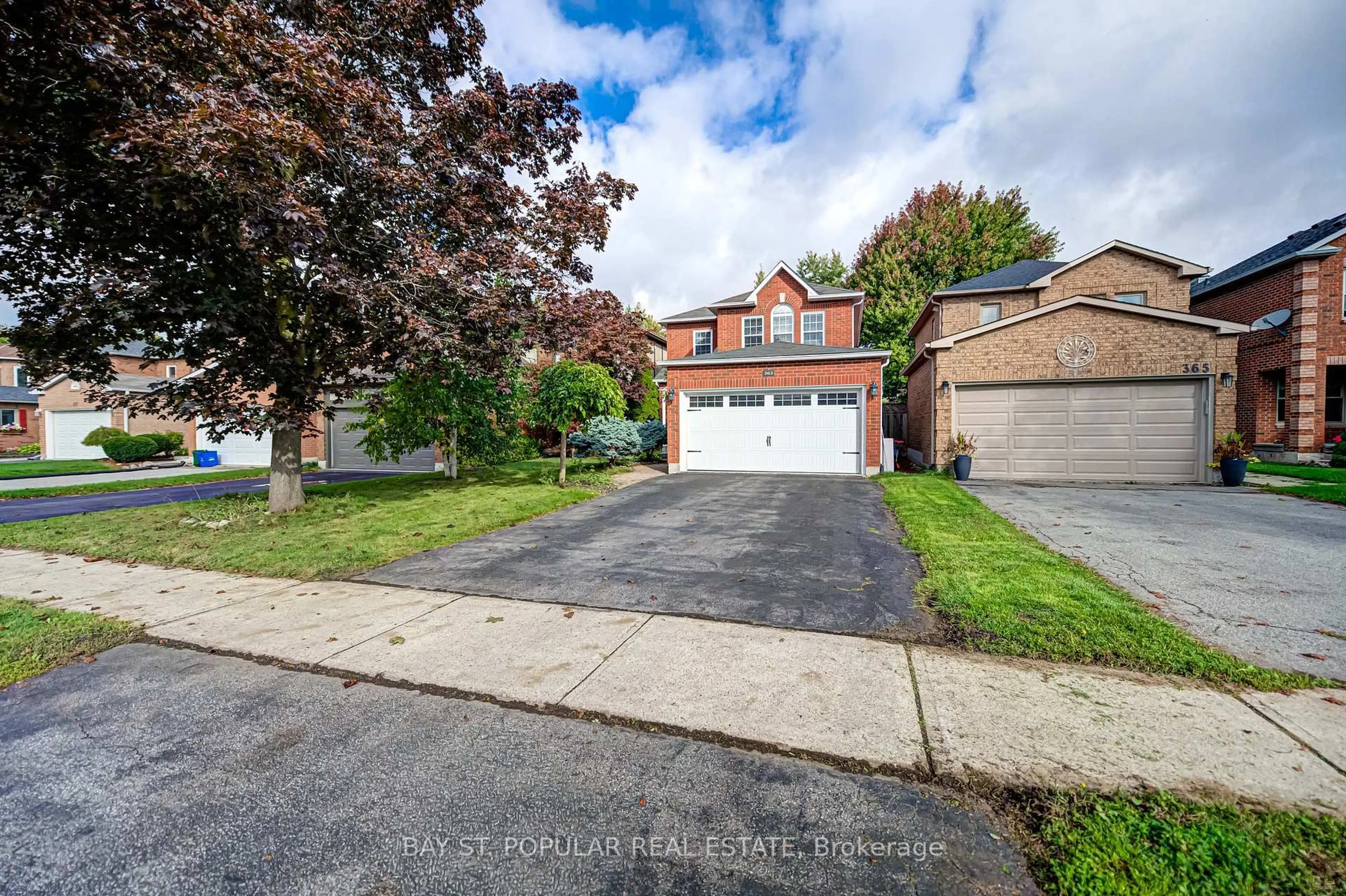 A pic from outside/outdoor area/front of a property/back of a property/a pic from drone, street for 363 Pickering Cres, Newmarket Ontario L3Y 8G7