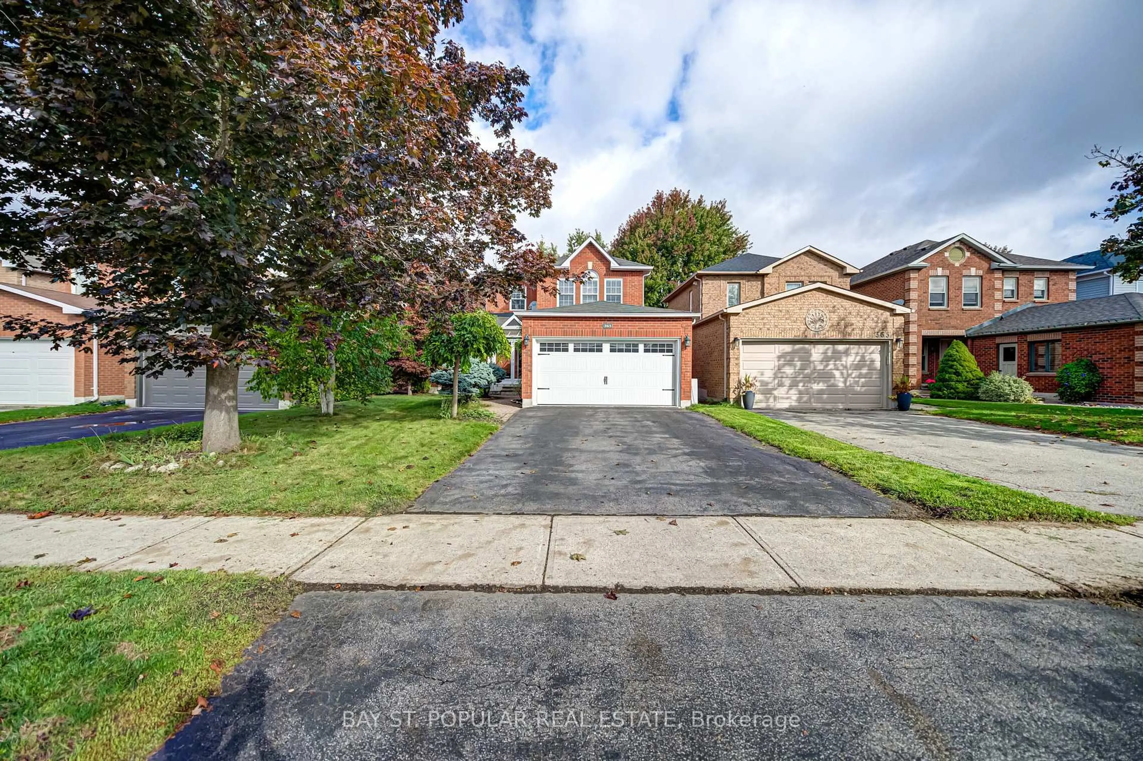 A pic from outside/outdoor area/front of a property/back of a property/a pic from drone, street for 363 Pickering Cres, Newmarket Ontario L3Y 8G7