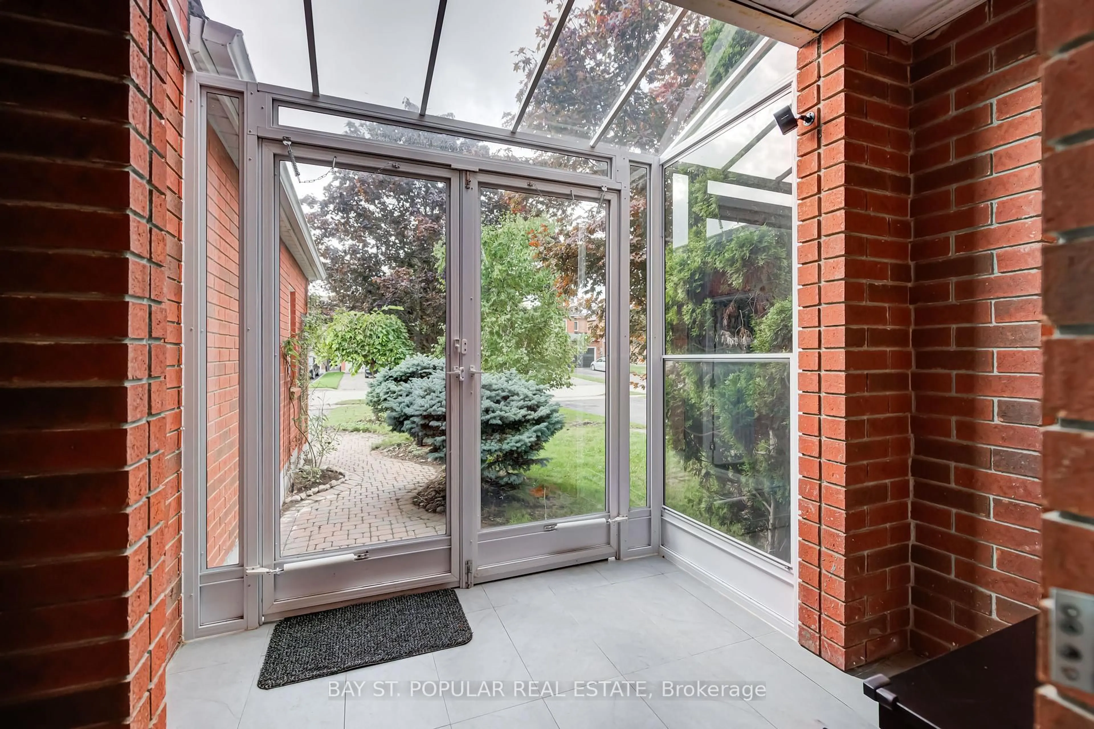 Indoor entryway for 363 Pickering Cres, Newmarket Ontario L3Y 8G7