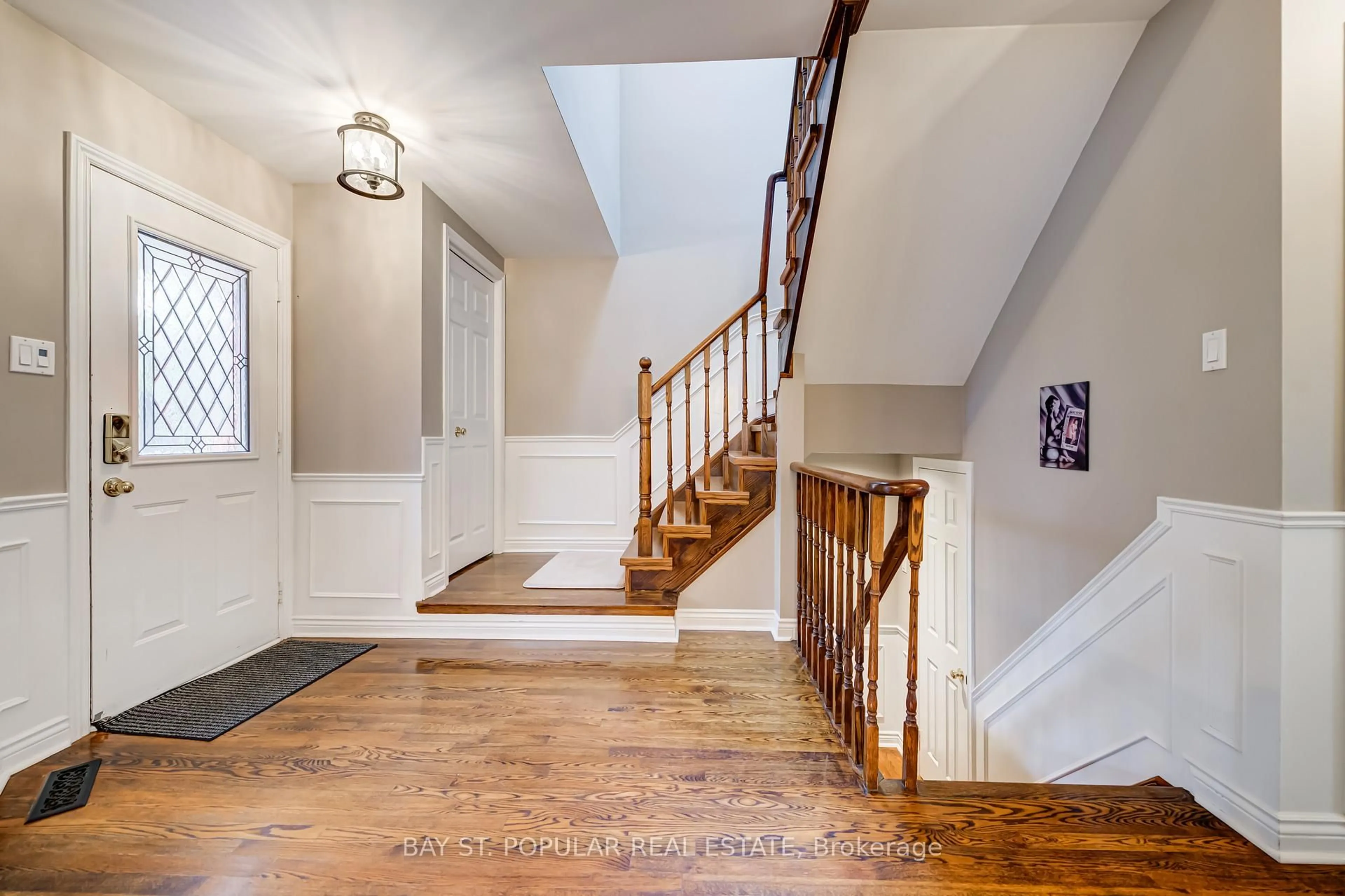 Indoor entryway for 363 Pickering Cres, Newmarket Ontario L3Y 8G7