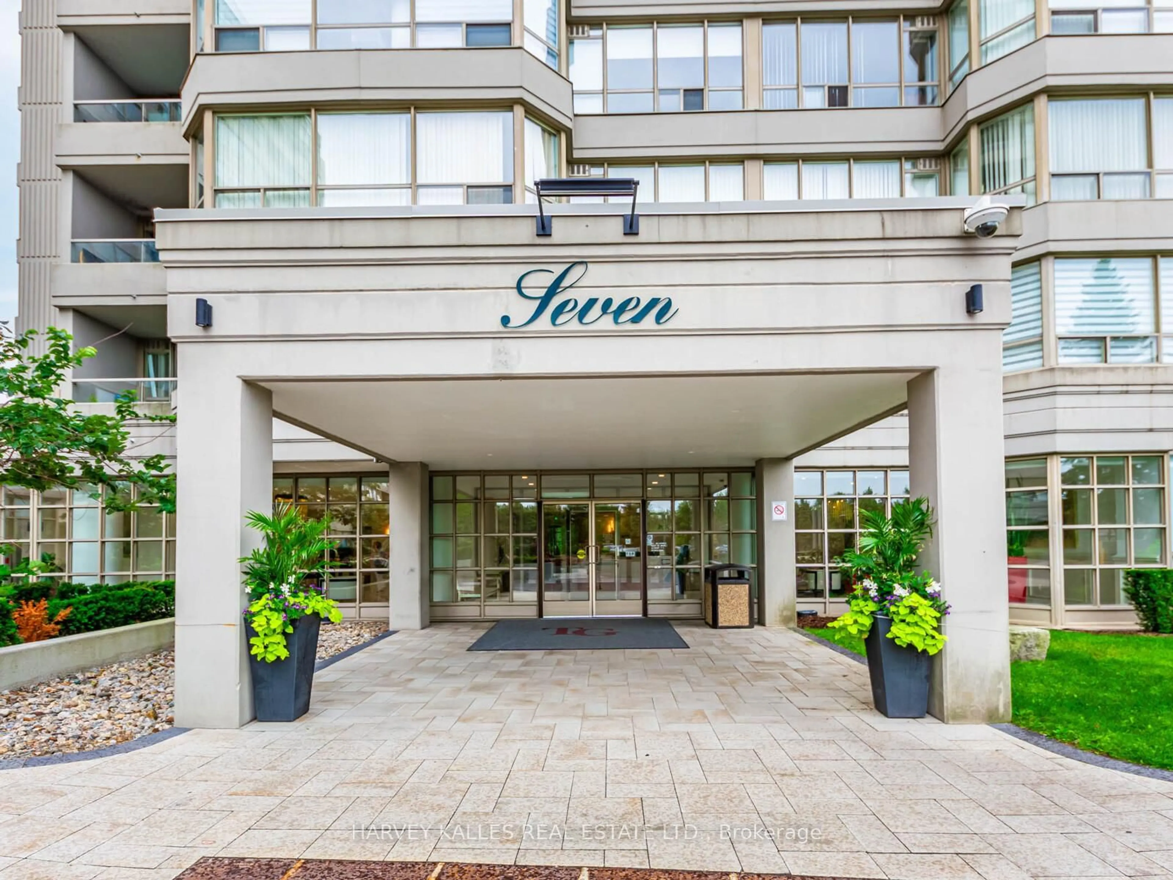 Indoor foyer for 7 Townsgate Dr #211, Vaughan Ontario L4J 7Z9