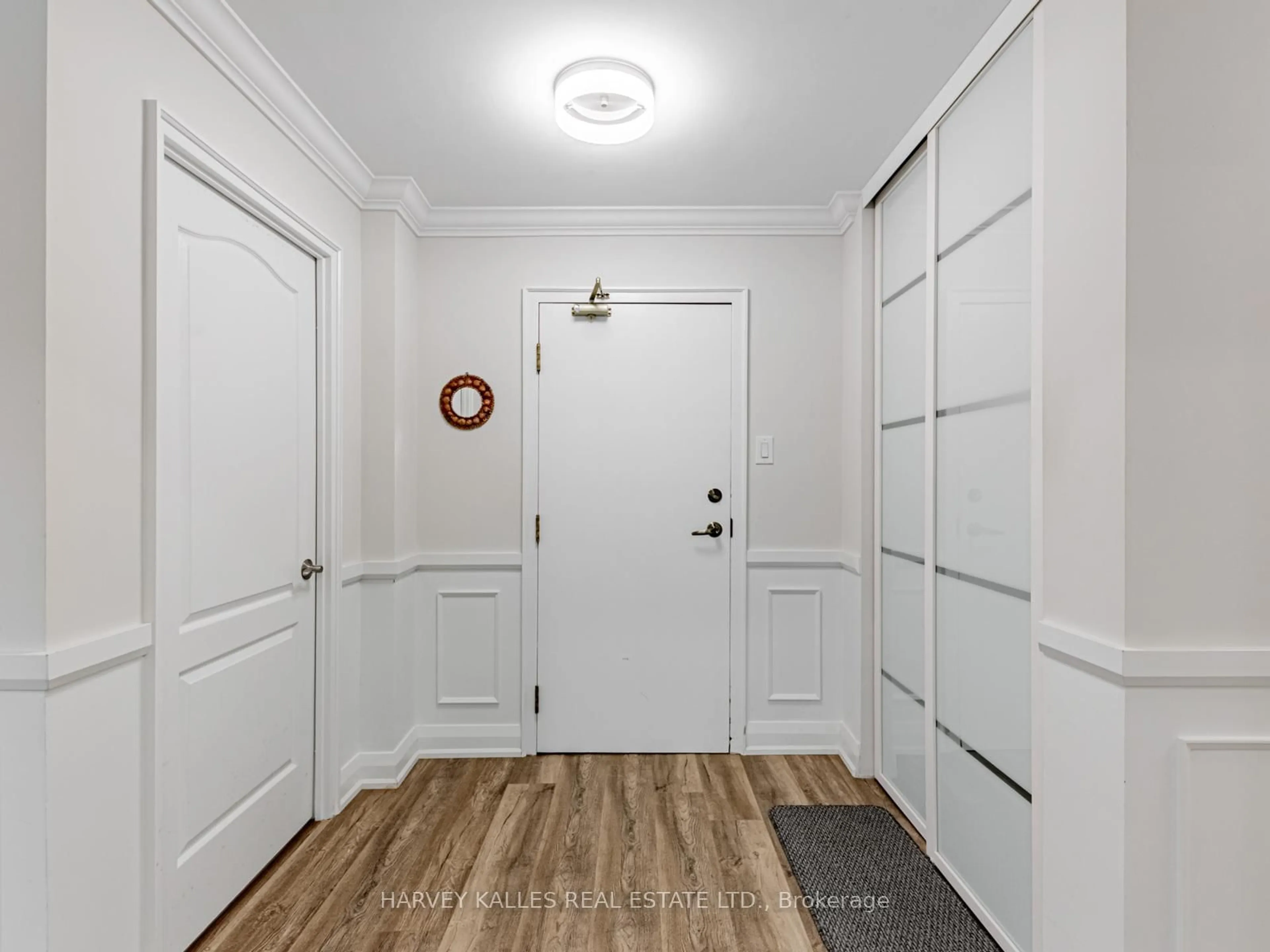 Indoor entryway for 7 Townsgate Dr #211, Vaughan Ontario L4J 7Z9