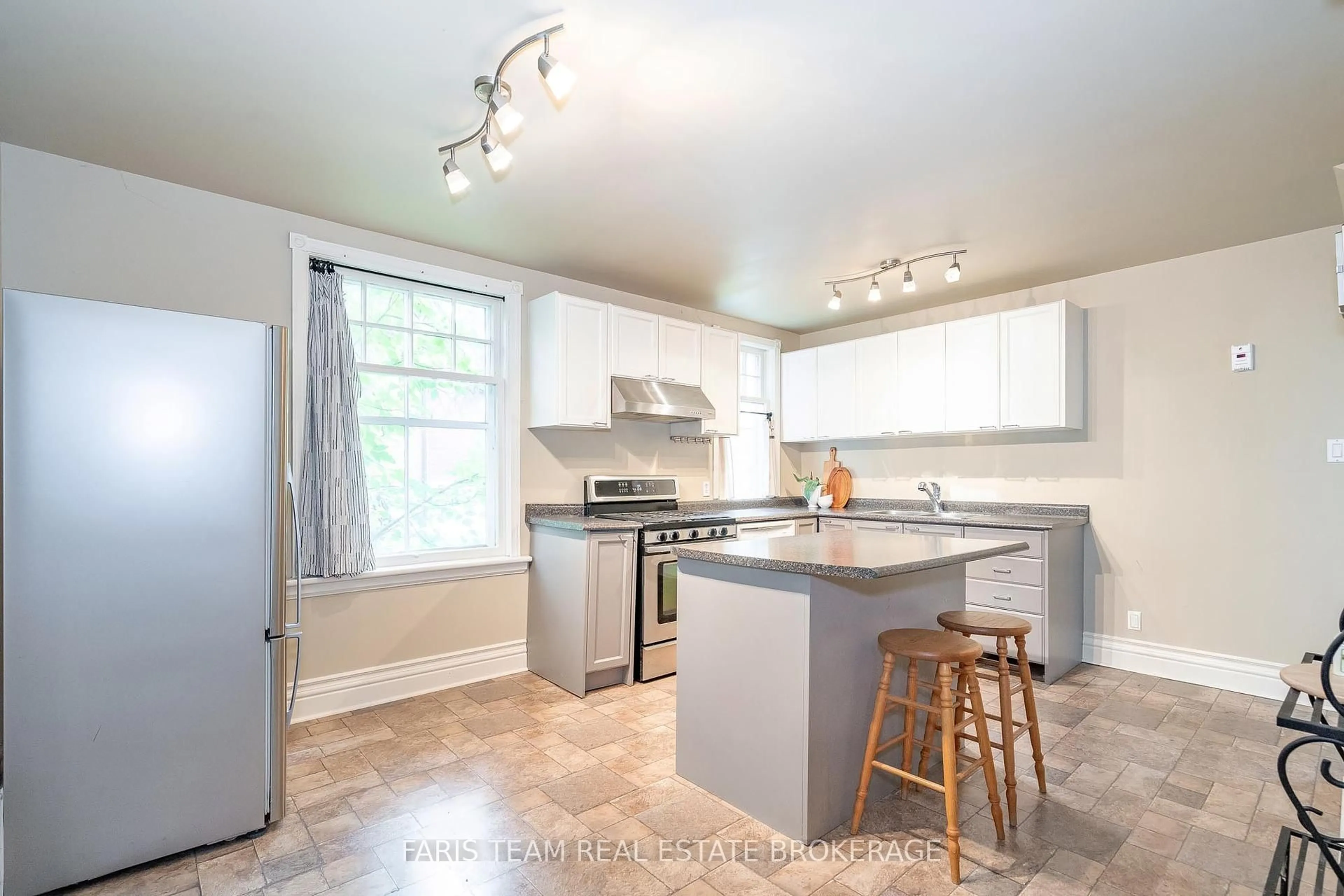 Open concept kitchen, ceramic/tile floor for 105 Barrie St, Bradford West Gwillimbury Ontario L9S 2C9