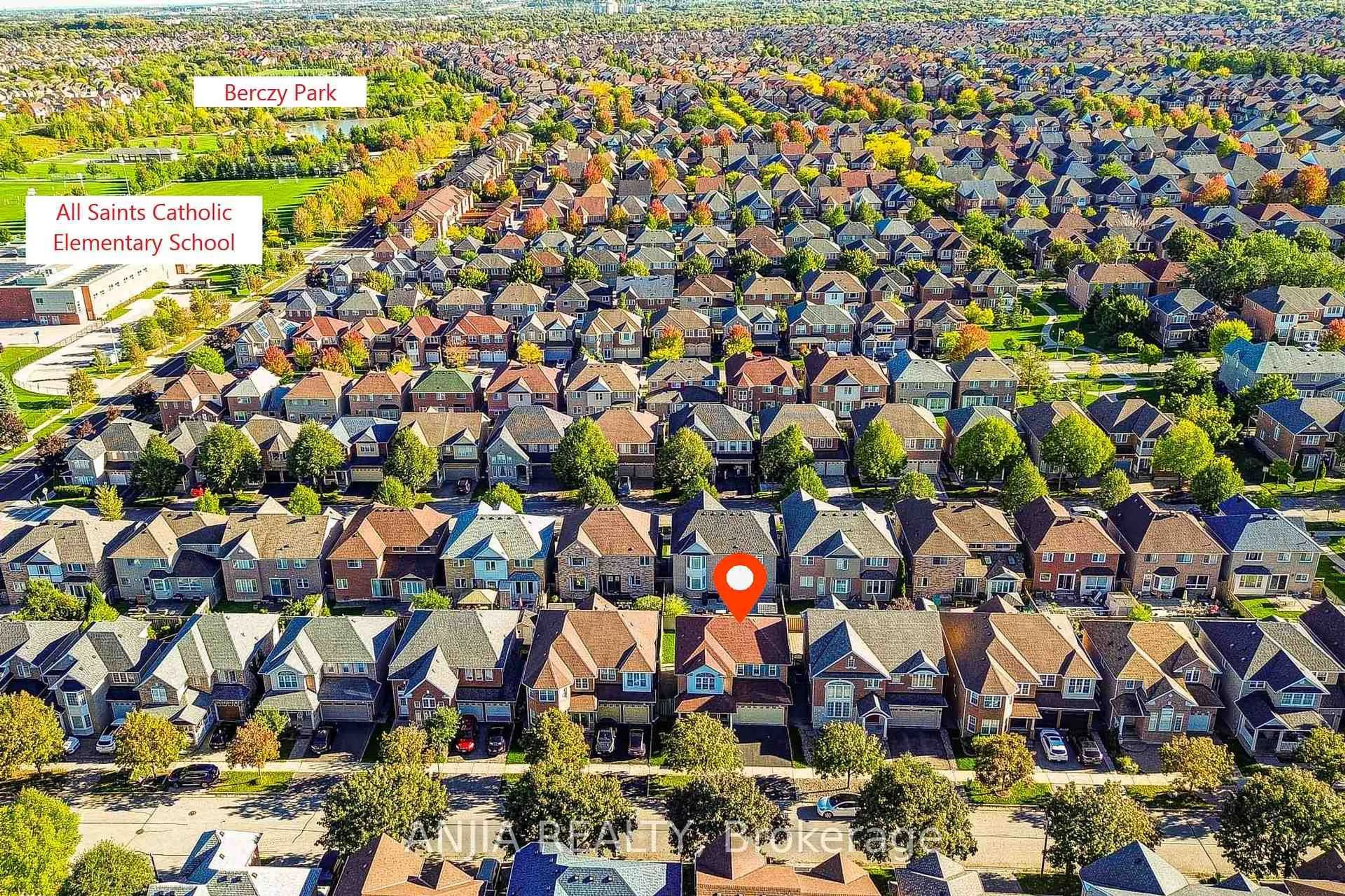 A pic from outside/outdoor area/front of a property/back of a property/a pic from drone, street for 131 Winston Castle Dr, Markham Ontario L6C 2G7