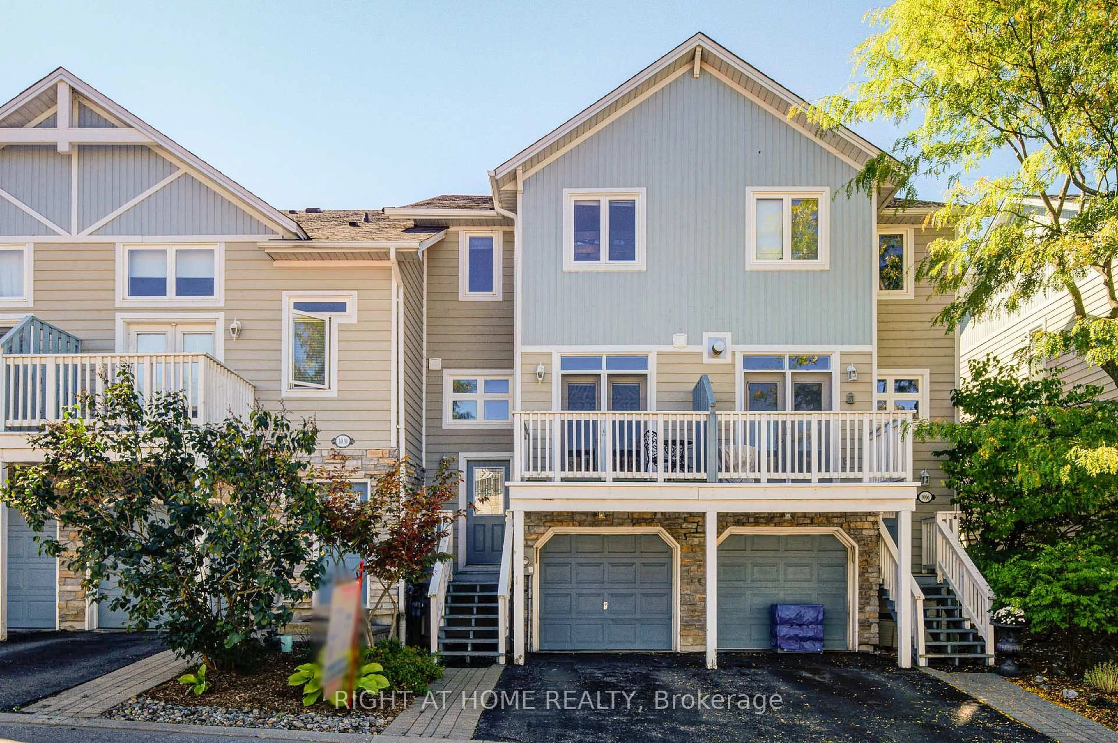 A pic from outside/outdoor area/front of a property/back of a property/a pic from drone, street for 1008 ON BOGART Circ #24, Newmarket Ontario L3Y 8T4