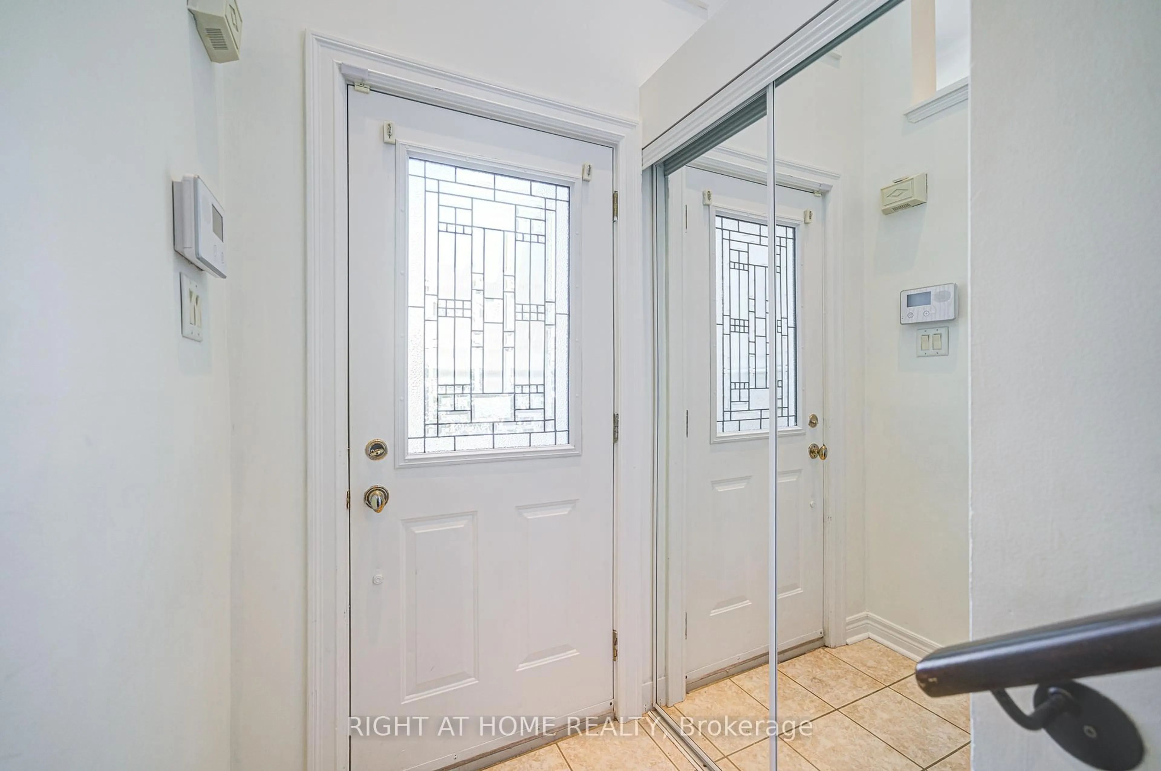 Indoor entryway for 1008 ON BOGART Circ #24, Newmarket Ontario L3Y 8T4