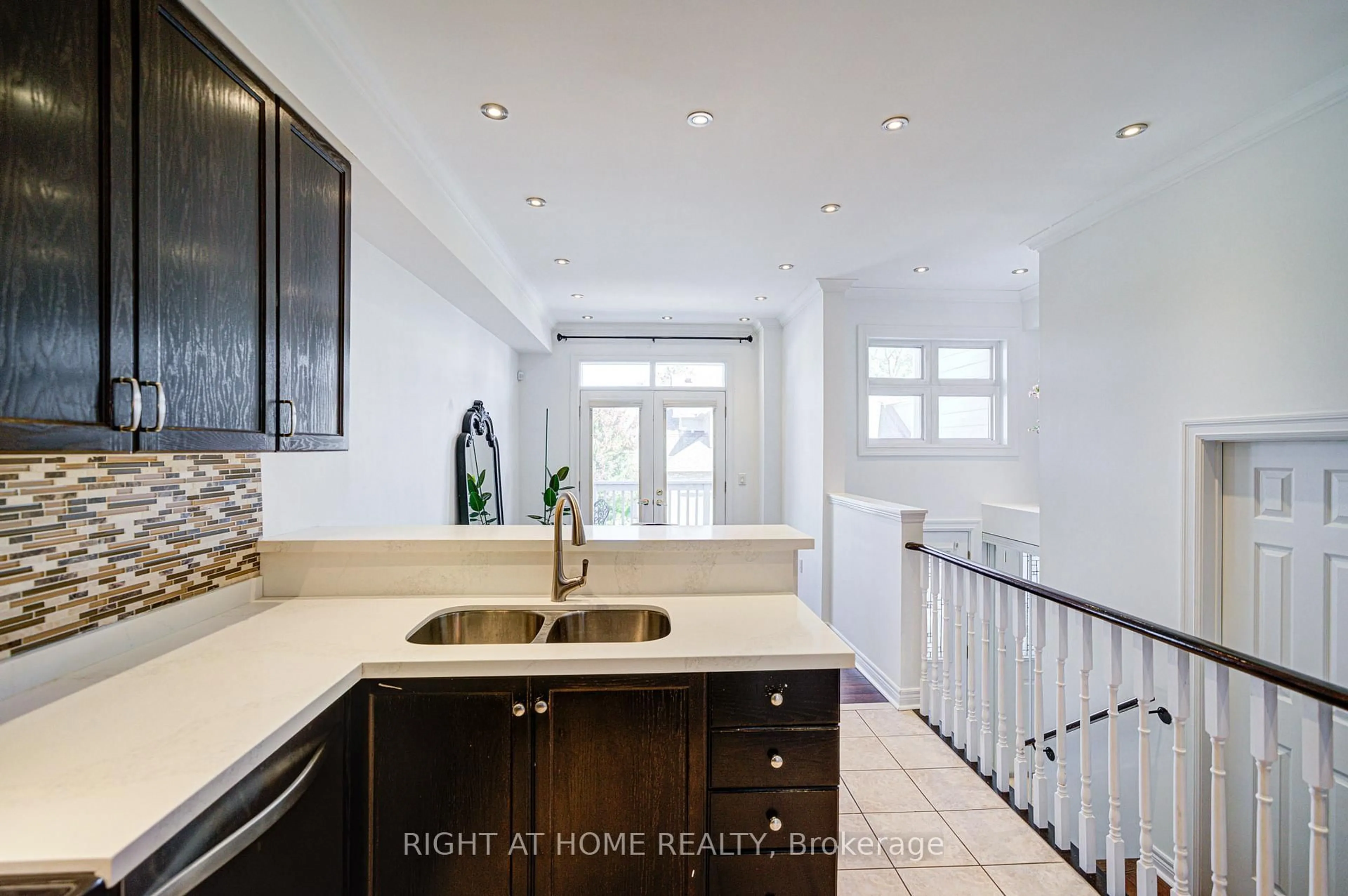 Open concept kitchen, ceramic/tile floor for 1008 ON BOGART Circ #24, Newmarket Ontario L3Y 8T4