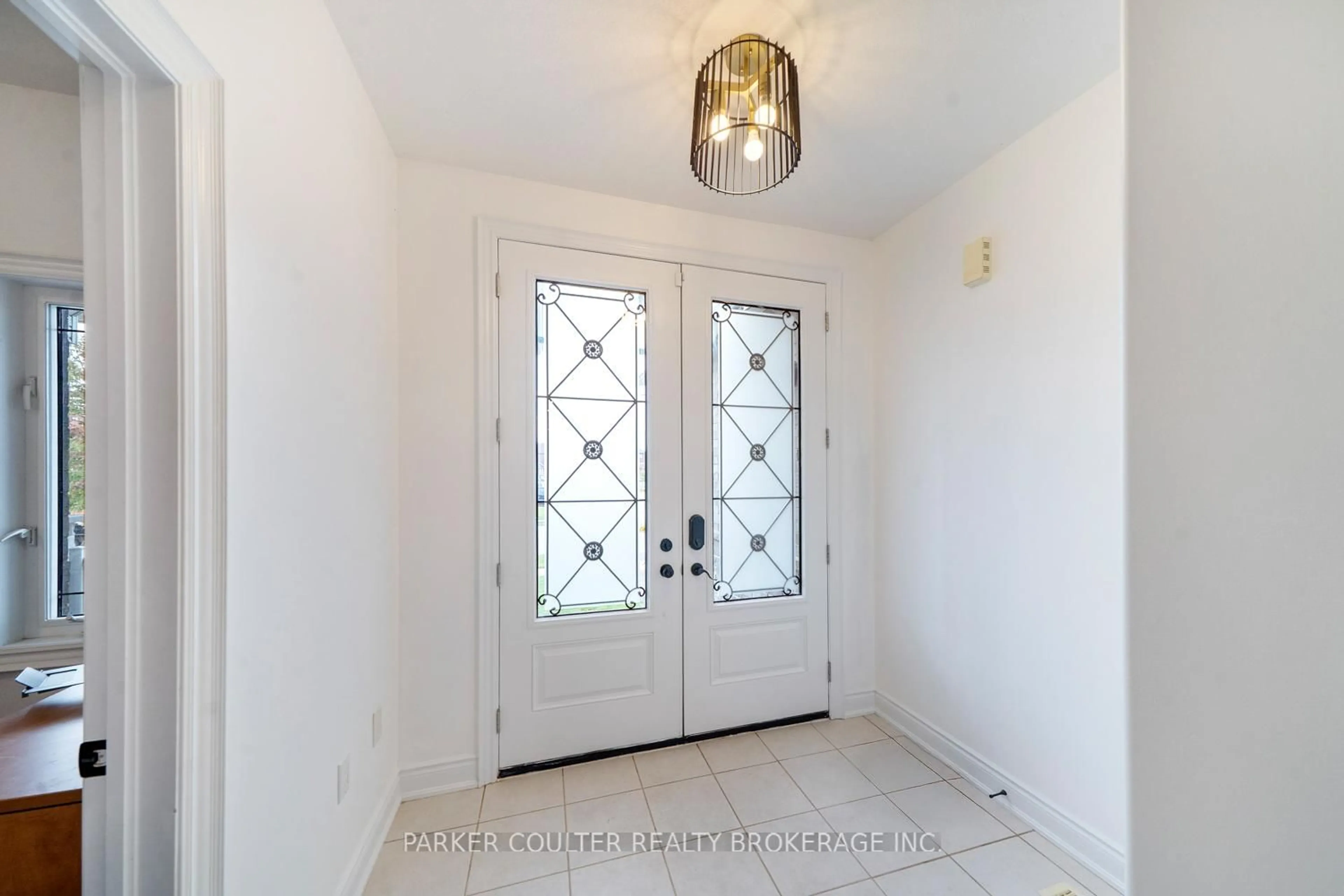 Indoor entryway for 1120 Quarry Dr, Innisfil Ontario L9S 4W9
