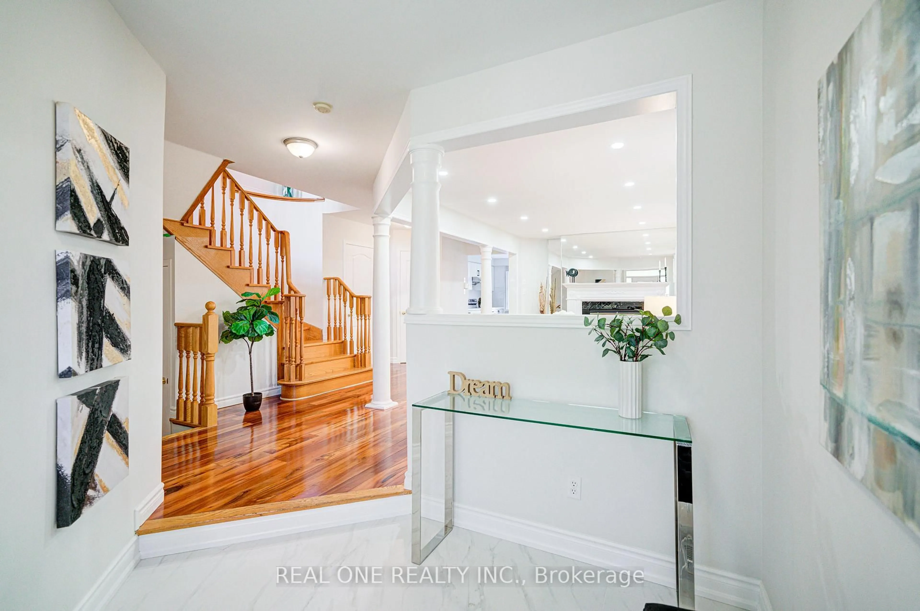 Indoor entryway for 32 Frobisher St, Richmond Hill Ontario L4B 4H7