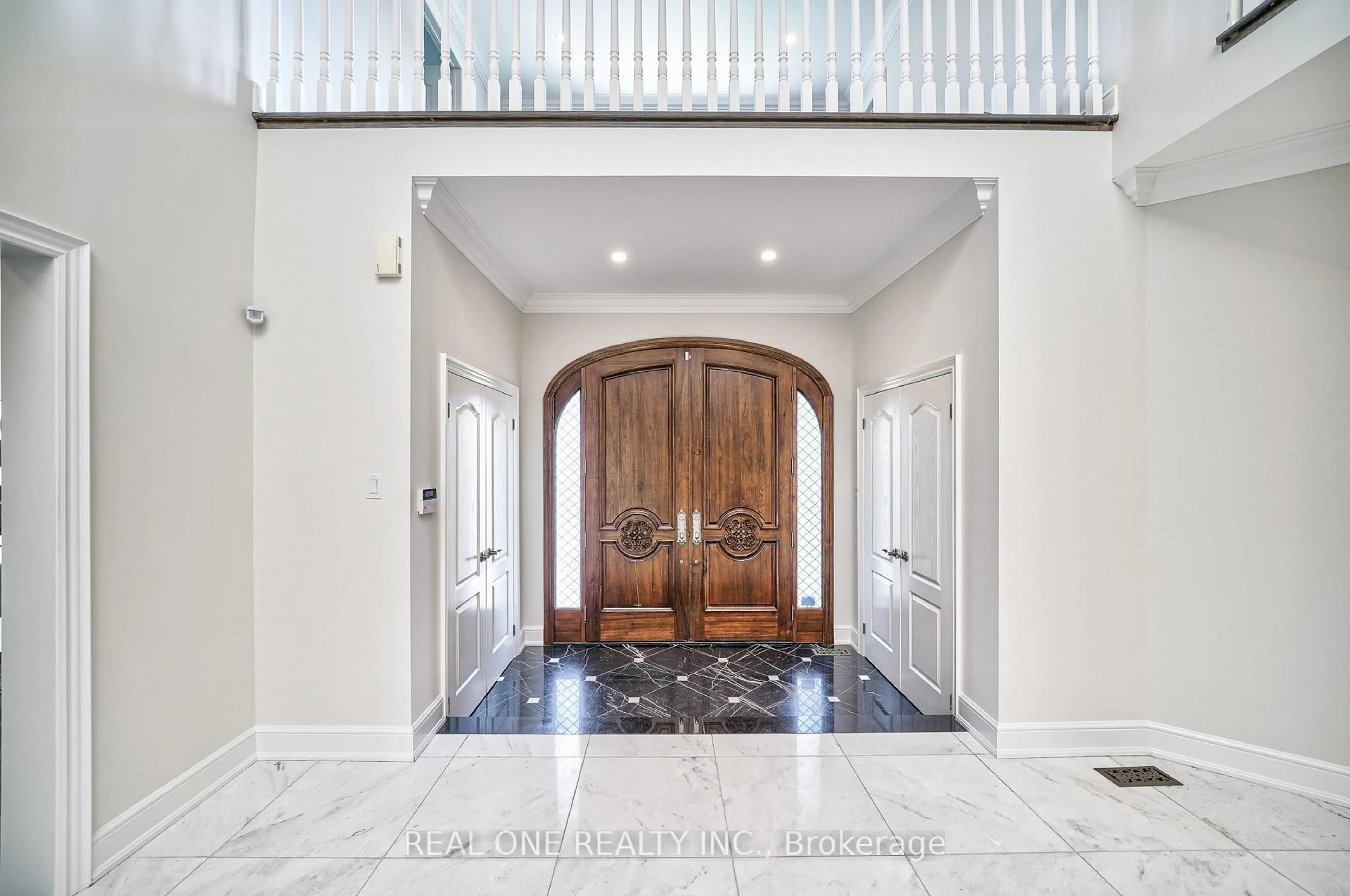 Indoor entryway for 26 Clarendon Dr, Richmond Hill Ontario L4B 3Z5