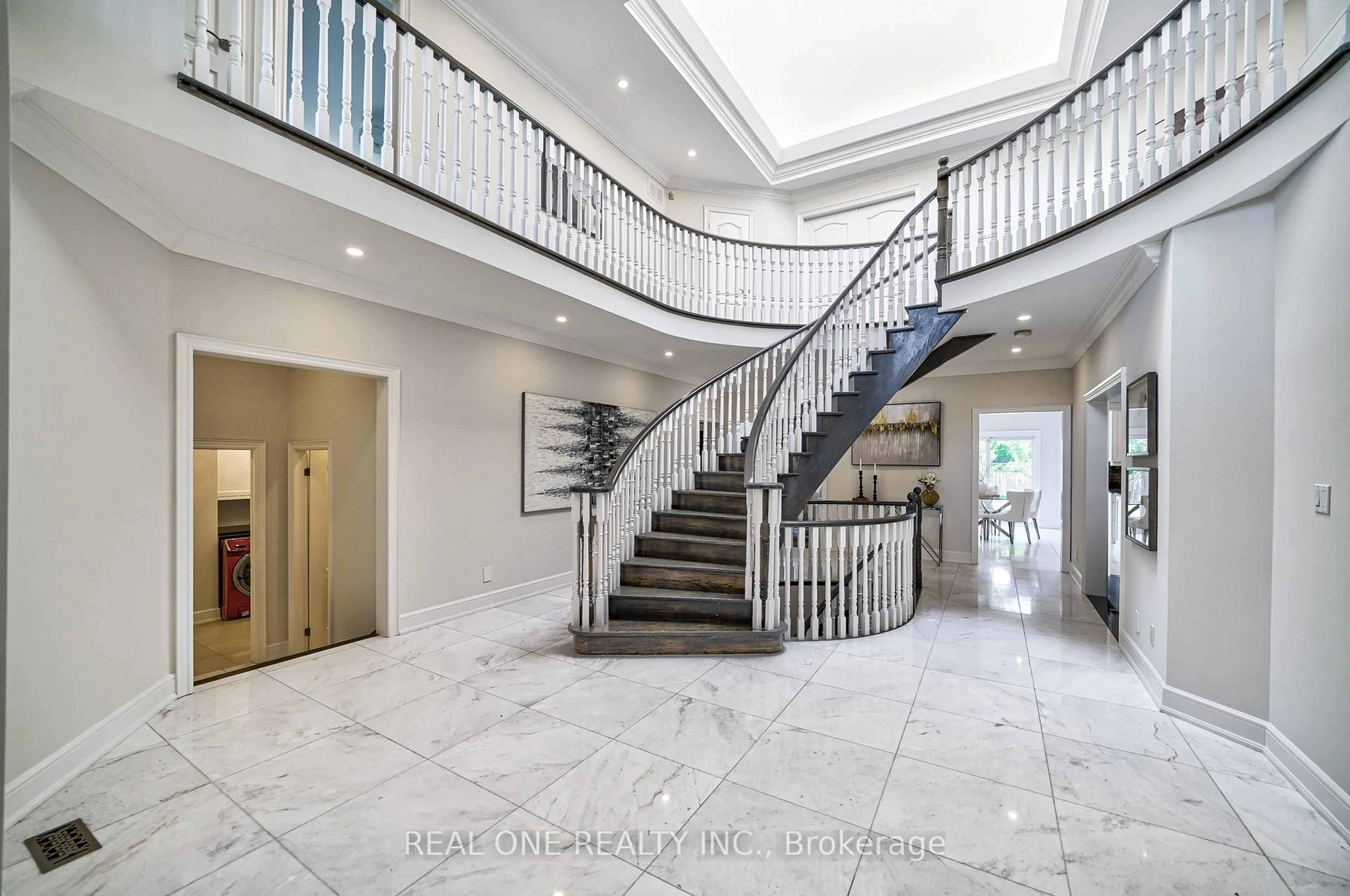 Indoor foyer for 26 Clarendon Dr, Richmond Hill Ontario L4B 3Z5